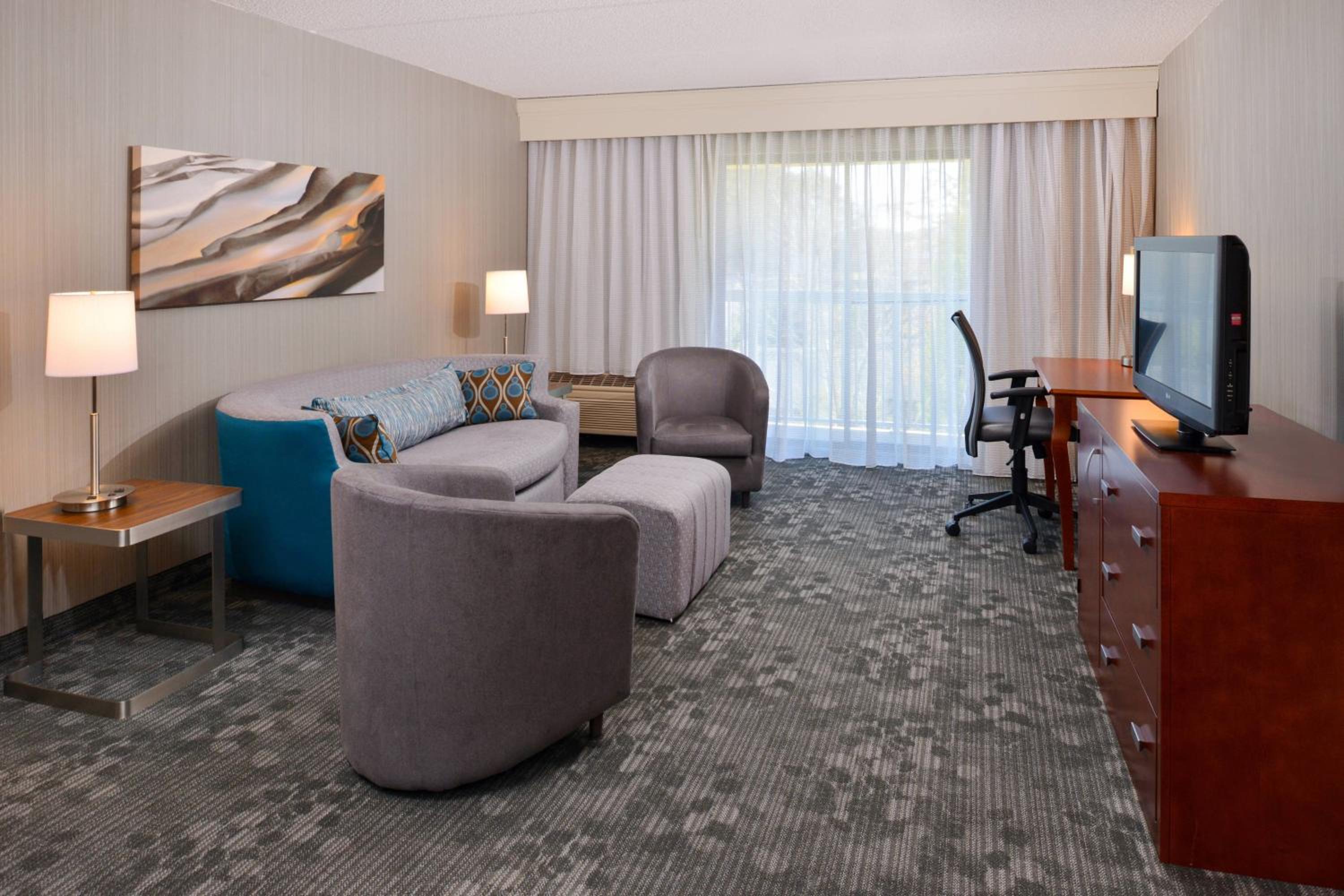 1 Bedroom Suite, 1 King, Sofa bed, Whirlpool - Photo 1