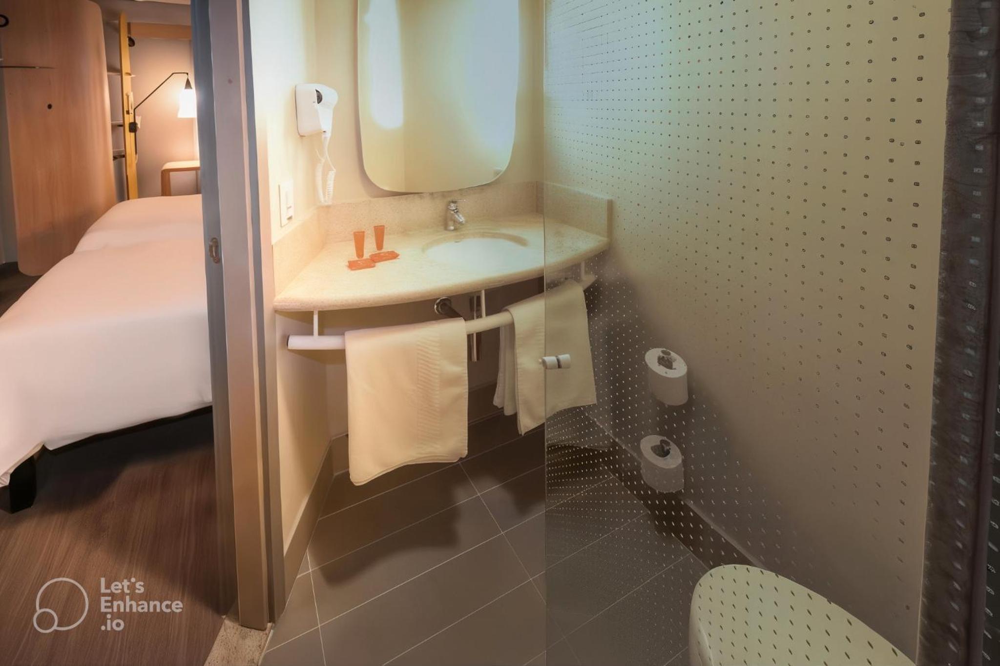 Standard Twin Room - Photo 7
