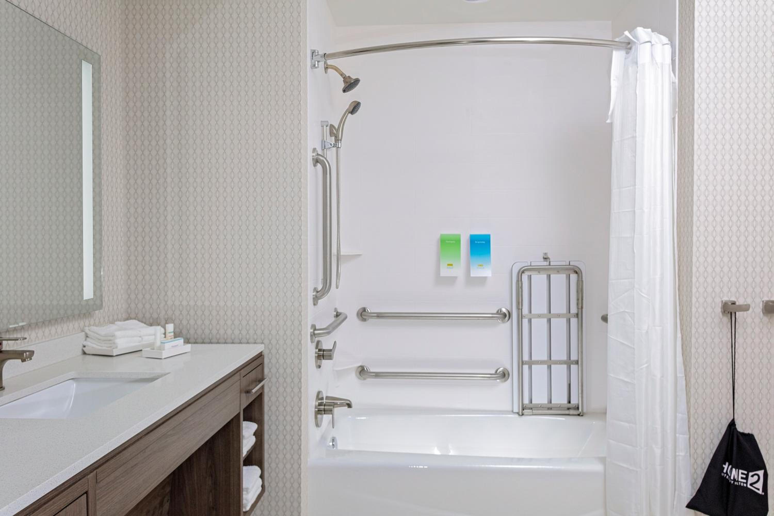 King Suite - Hearing Access/Non-Smoking - Photo 2
