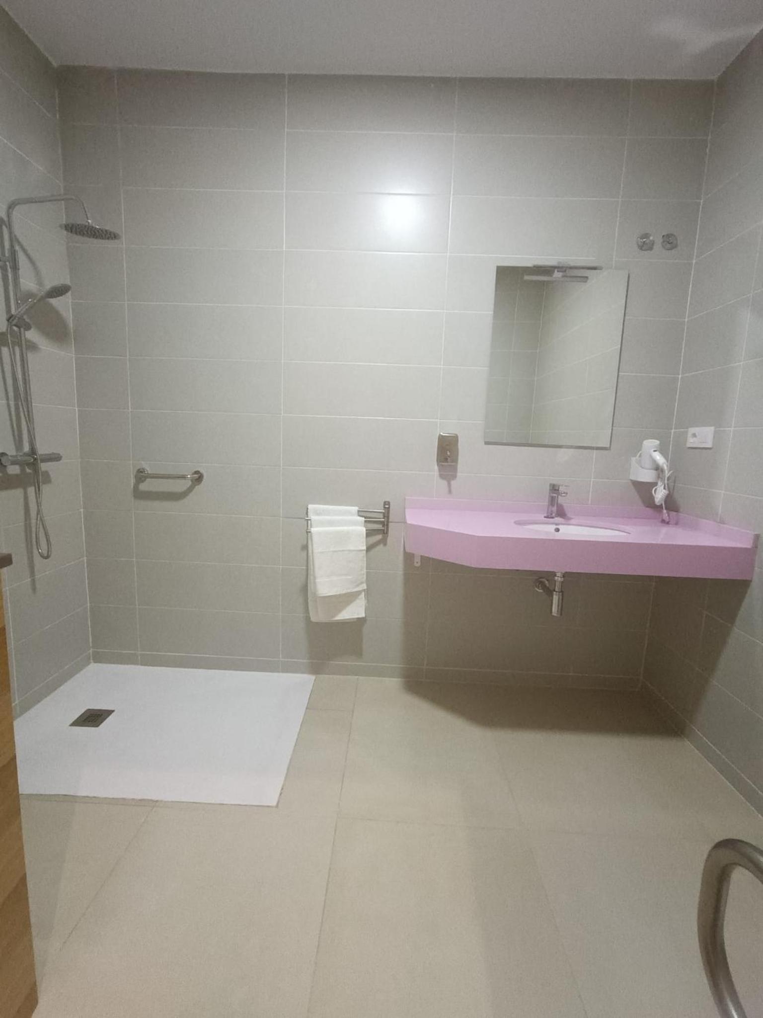 Twin Room with Private Bathroom photo 2
