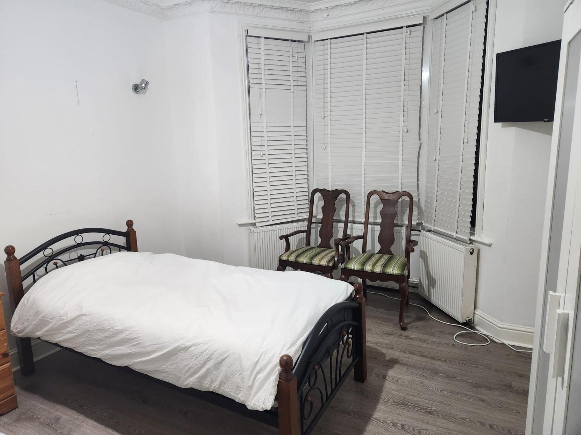 Budget Twin Room photo 3