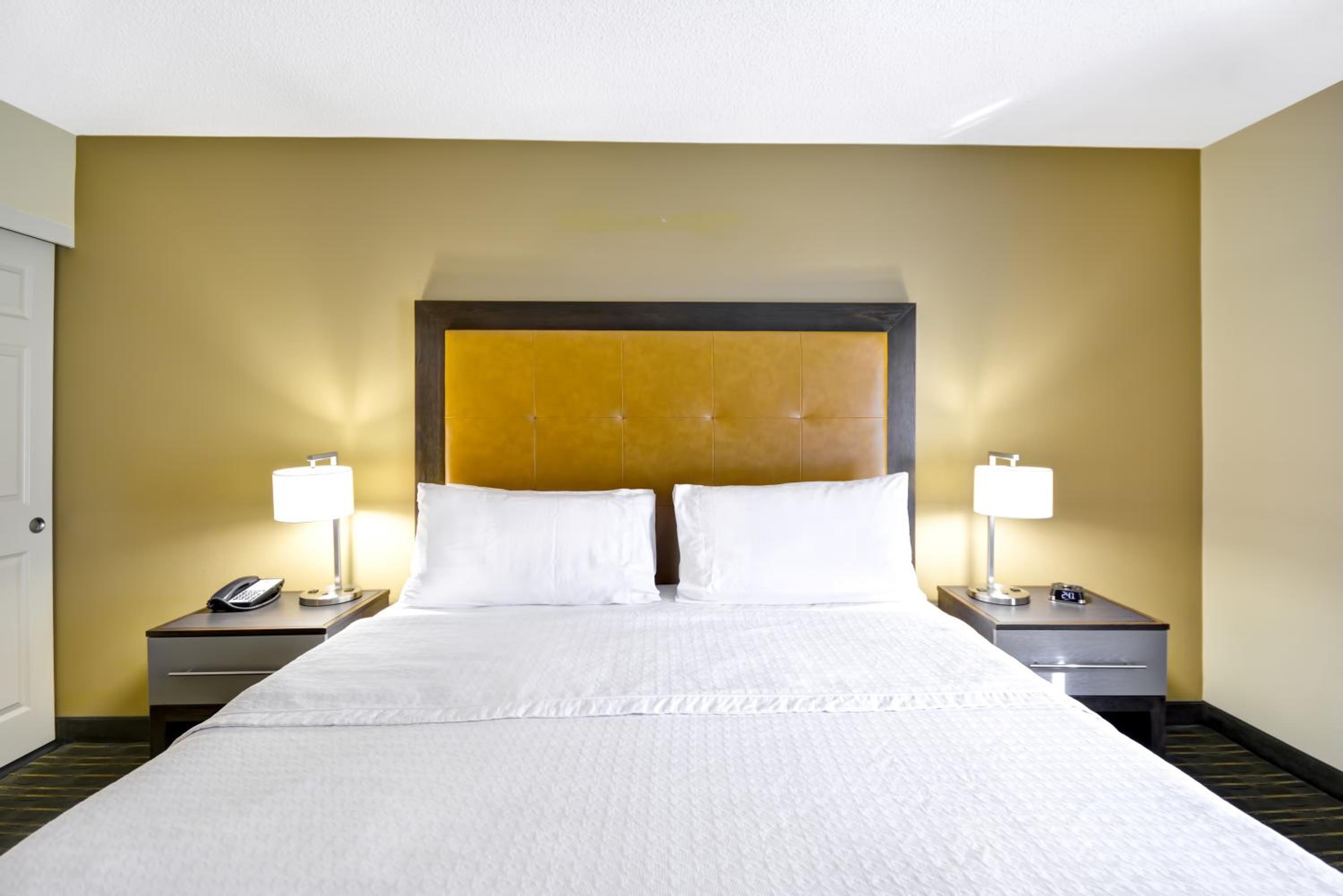 Two-Bedroom Suite with One King And Two Double Beds - Non-Smoking - Photo 4
