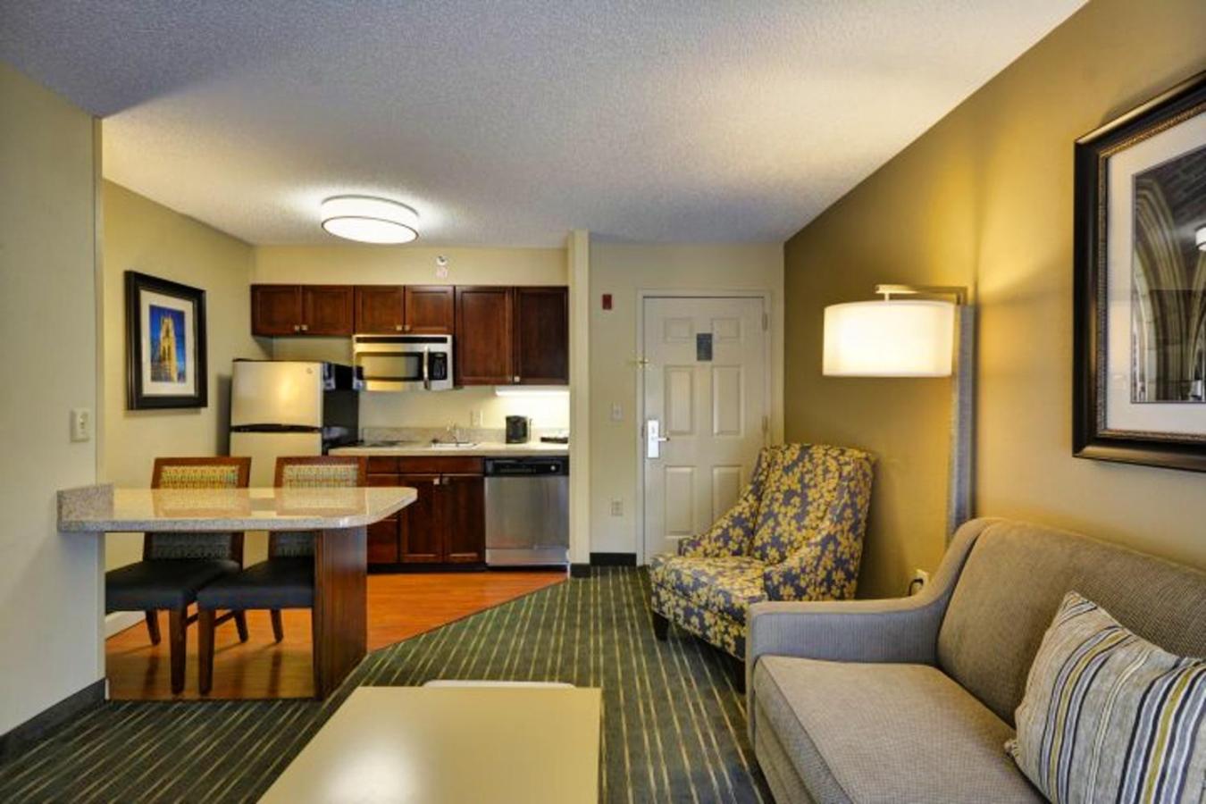 One-Bedroom Suite with Balcony - Non- Smoking - Photo 3