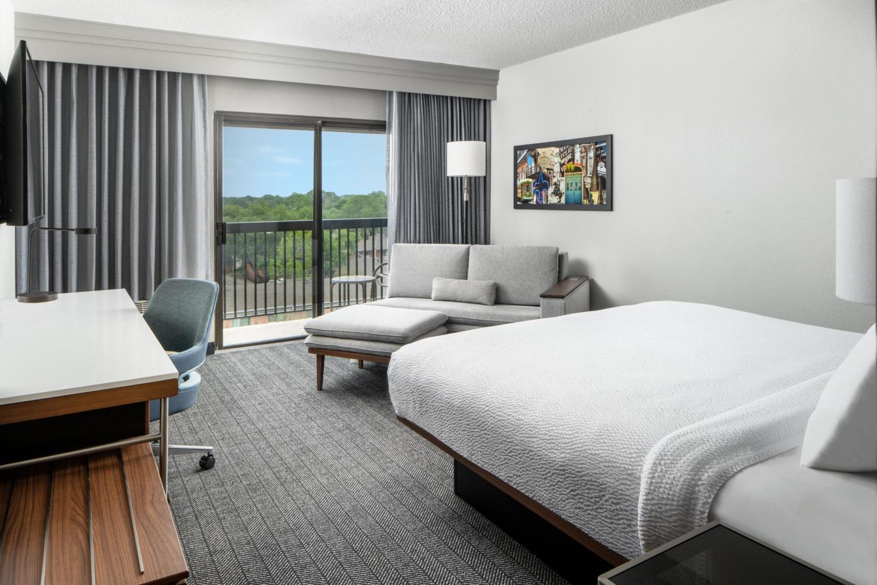 Guest room, 1 King, Balcony - Photo 1