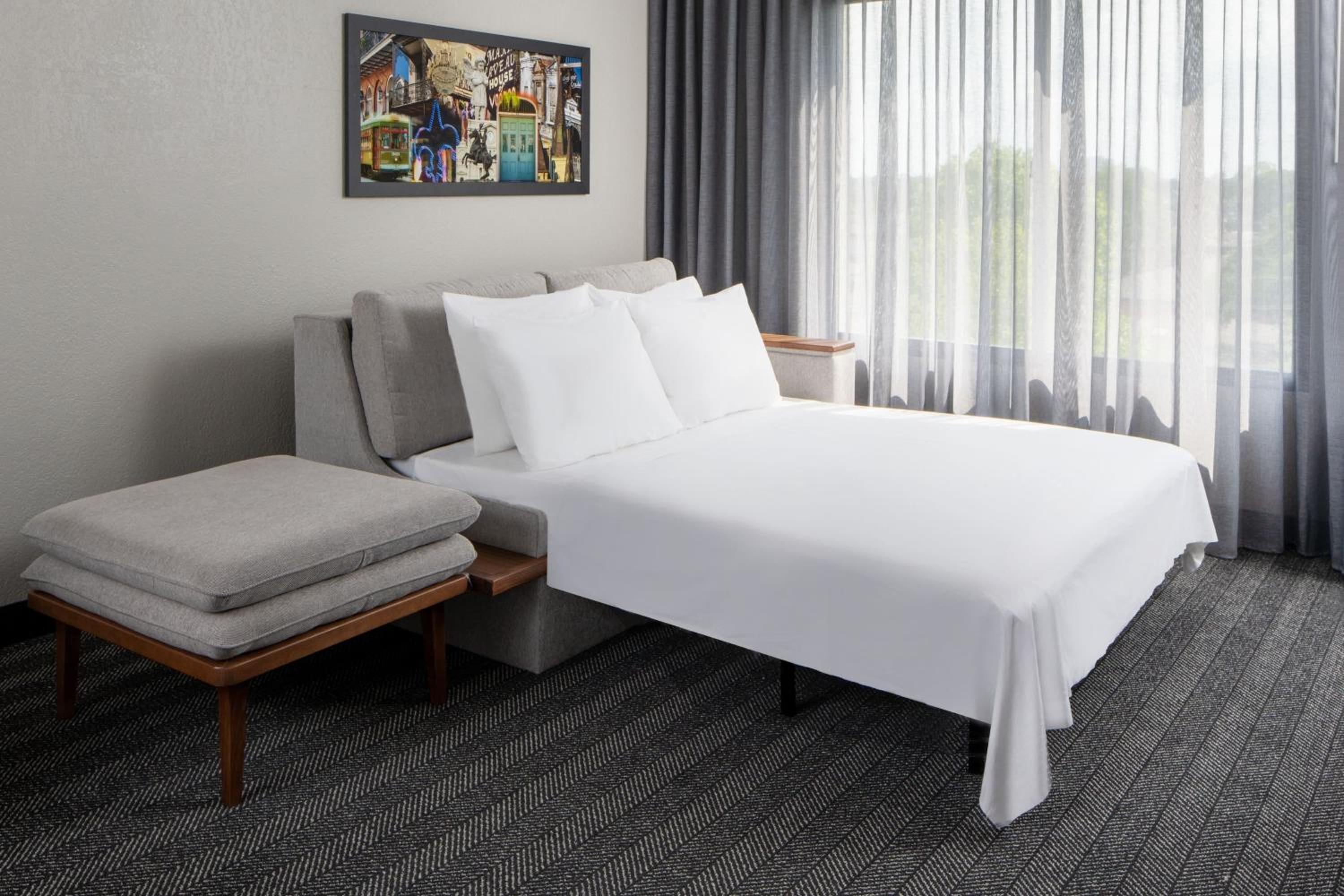 King Room with Sofa Bed - Photo 4