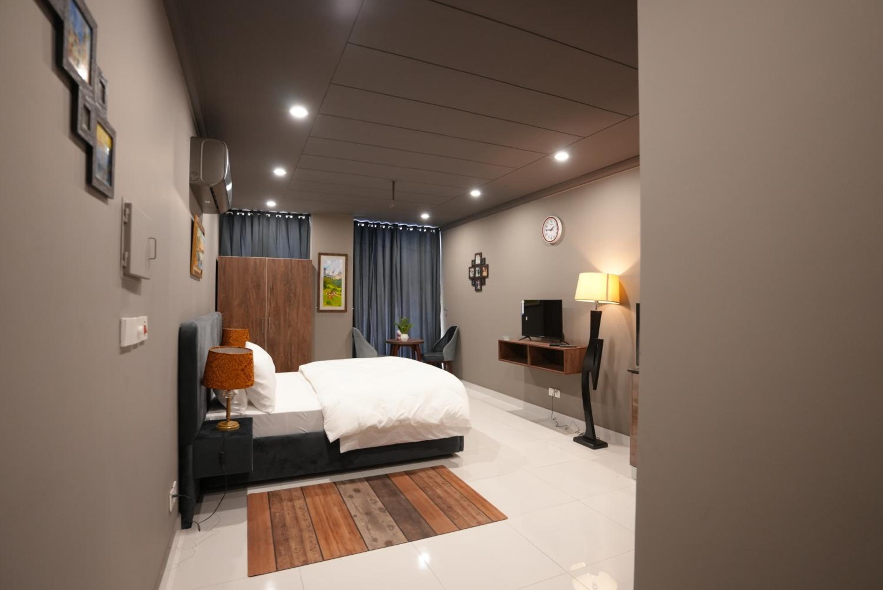 Deluxe Double Room (2 Adults + 1 Child) photo 2