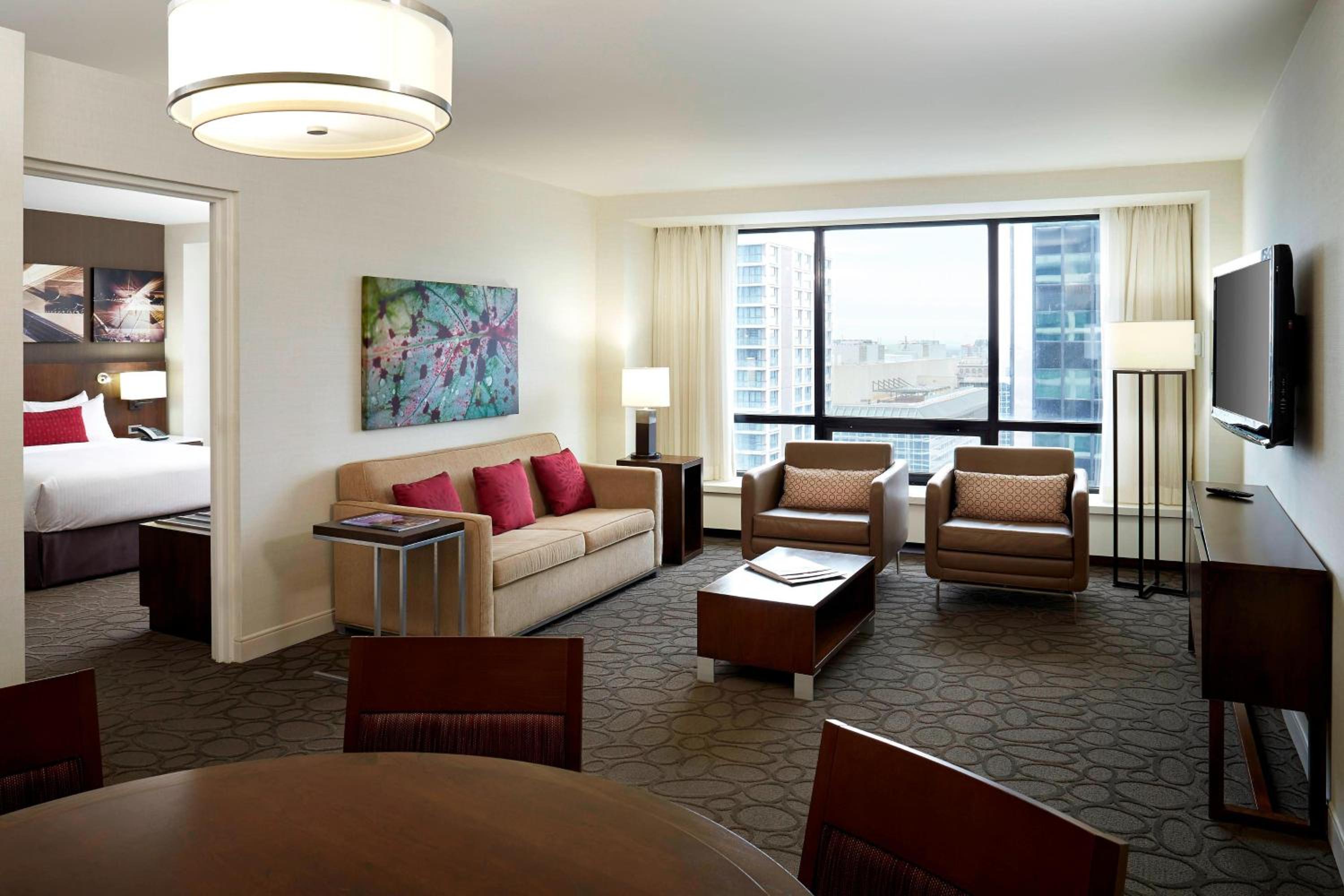 Deluxe One-Bedroom Suite - Photo 2