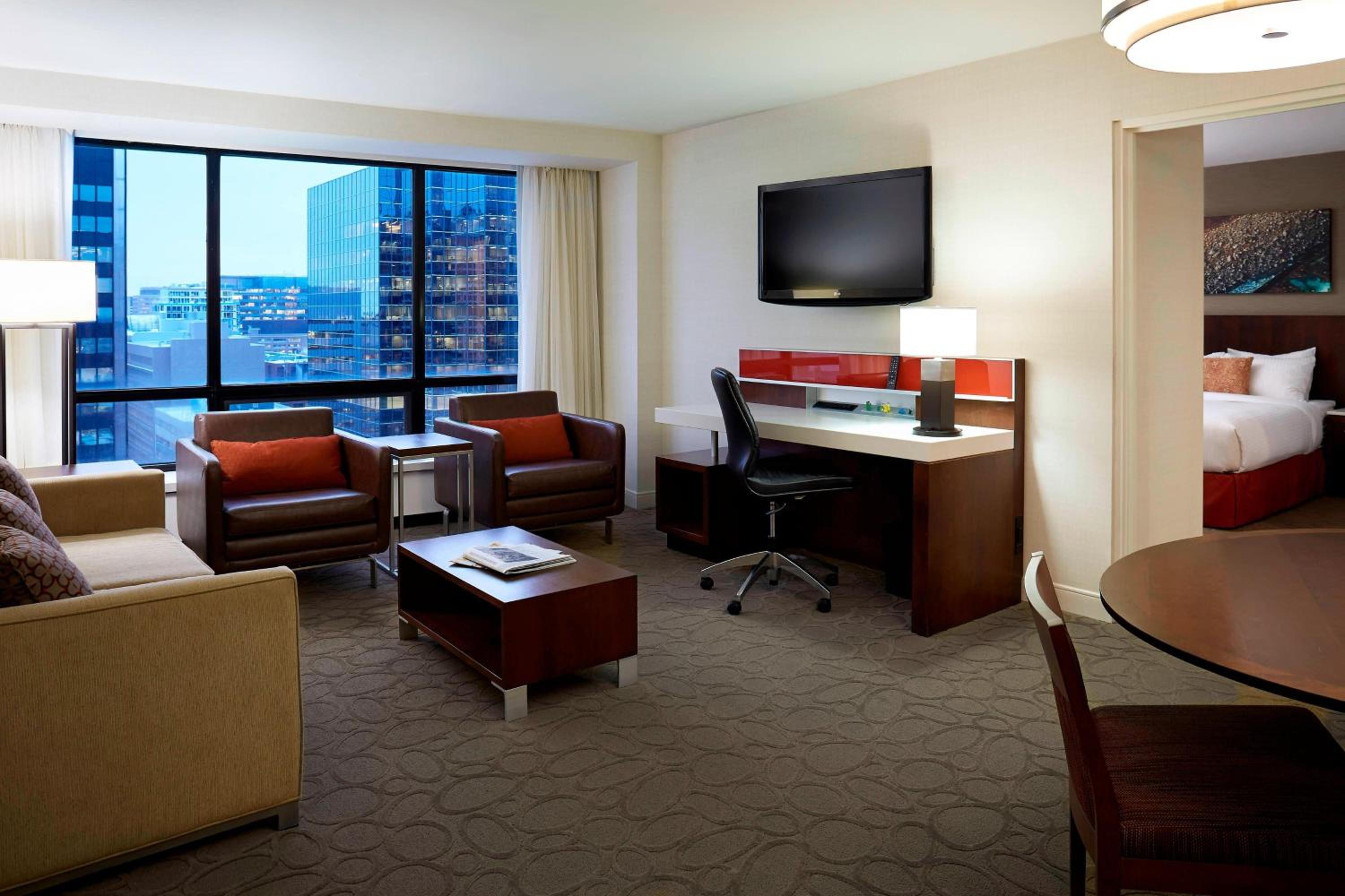 Deluxe One-Bedroom Suite - Photo 3
