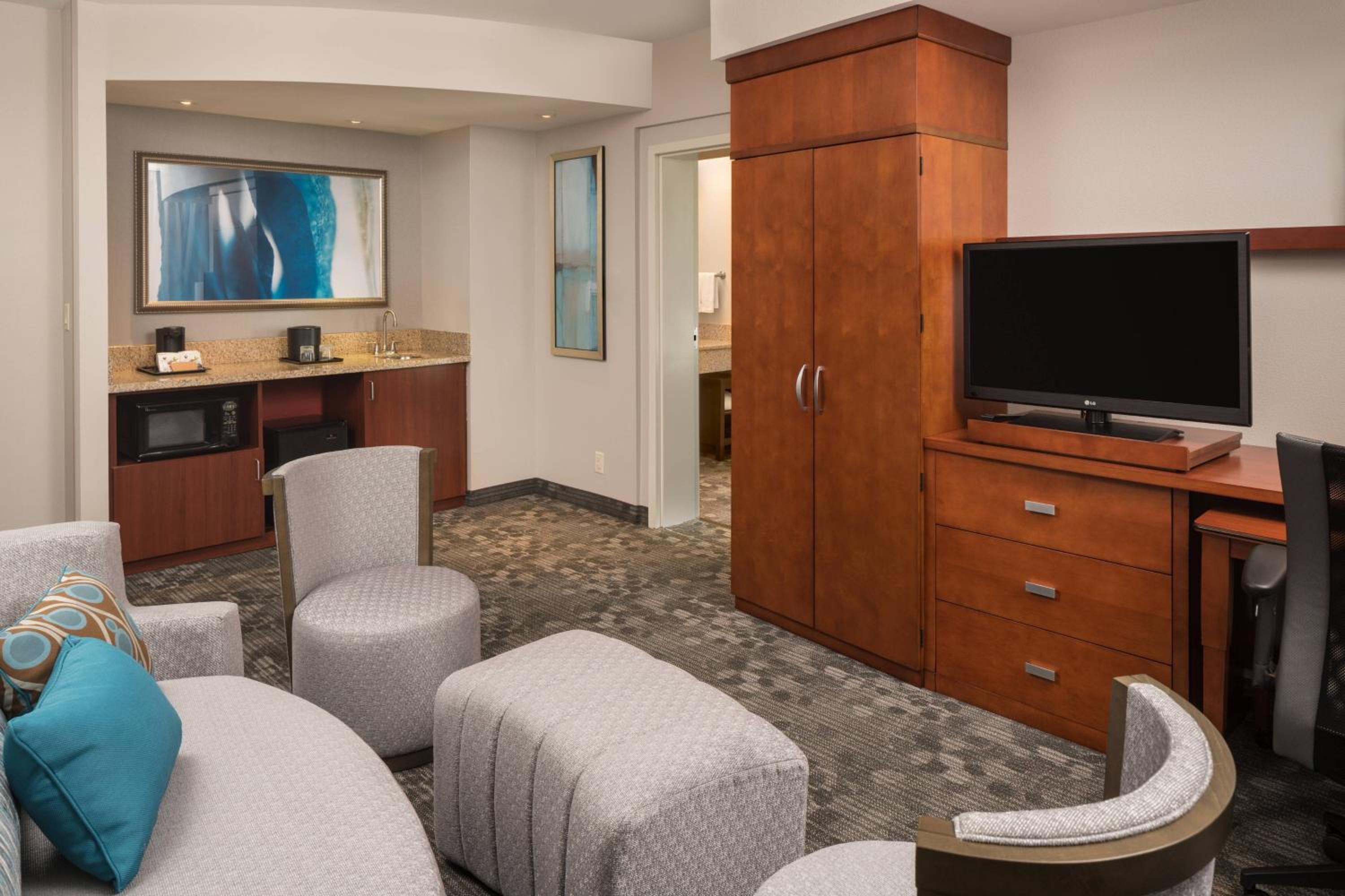 One-Bedroom King Suite with Sofa Bed photo 2