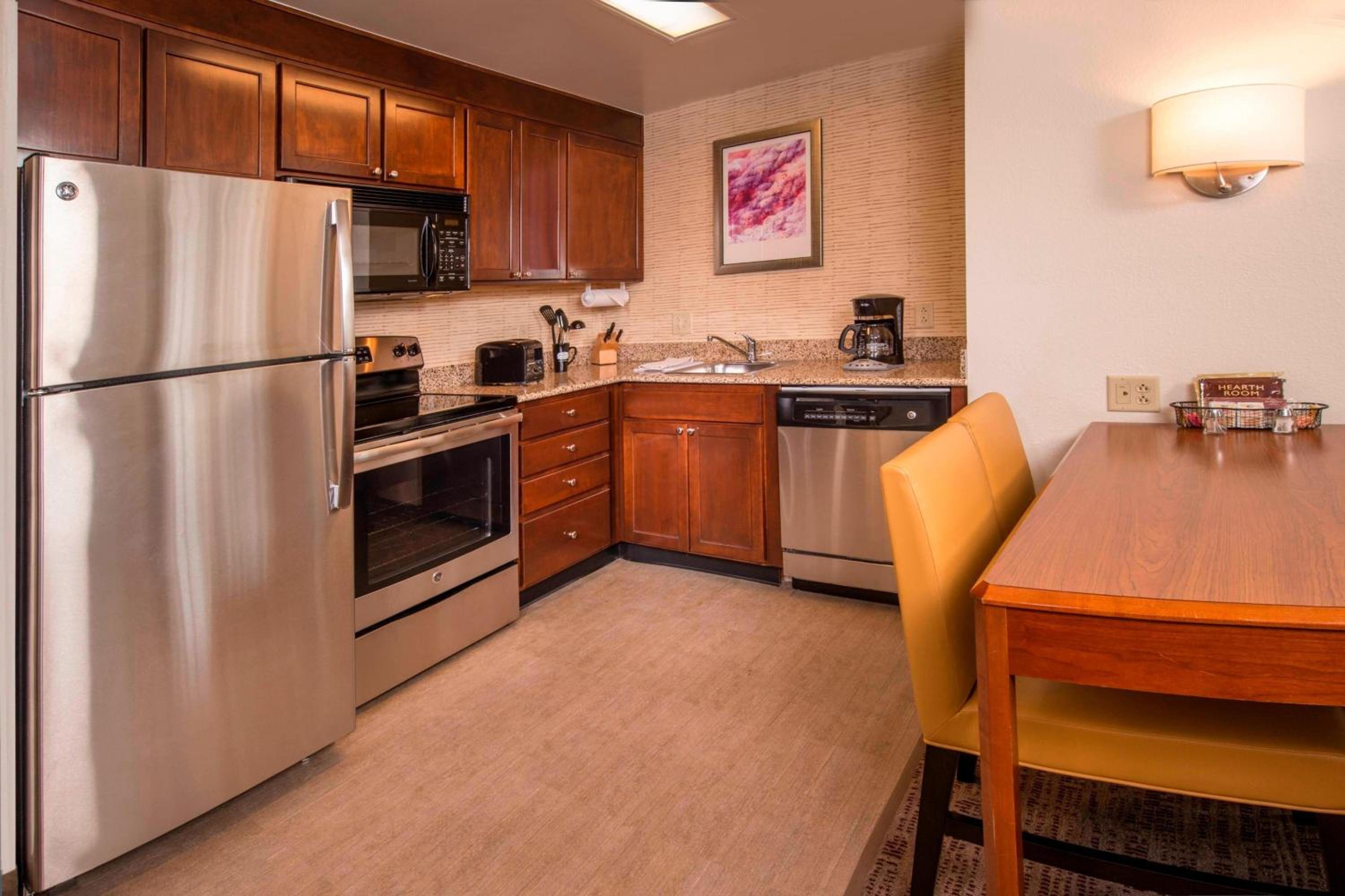 Two-Bedroom Queen Suite - Photo 3