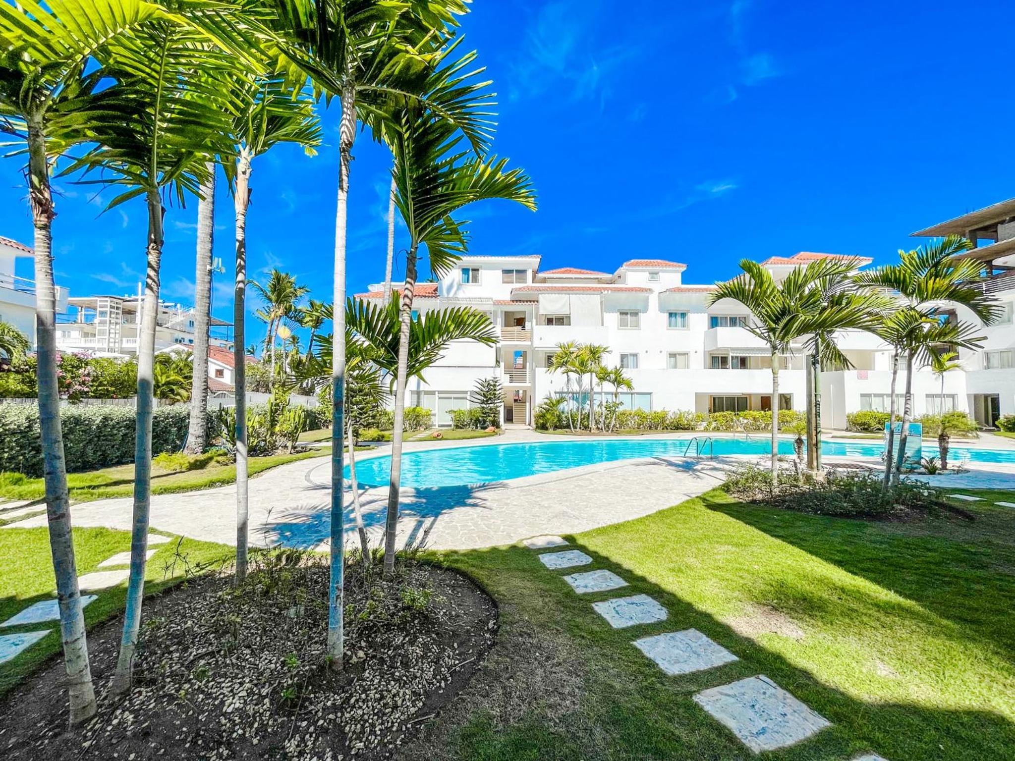 Apartment With Pool View