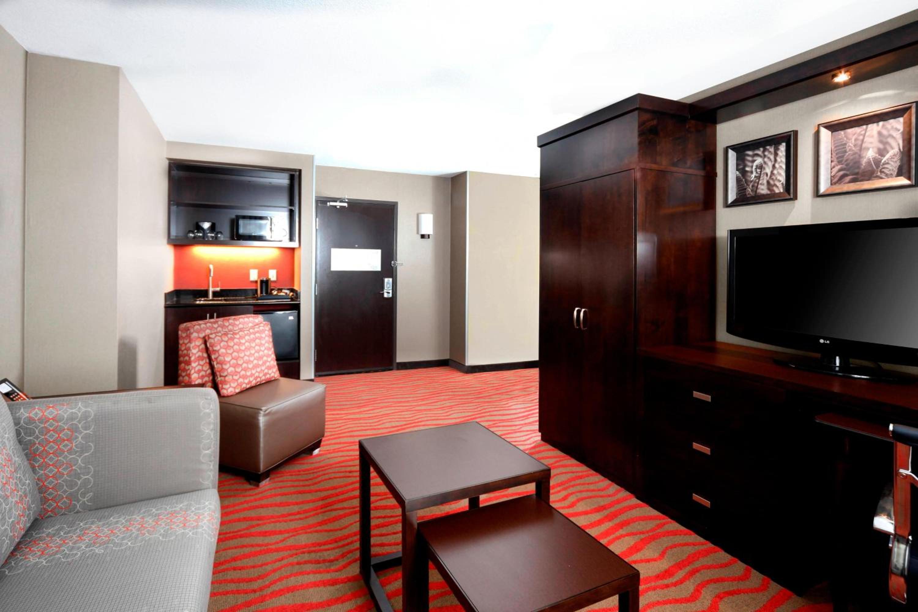 One-Bedroom King Suite with Sofa-Bed - Photo 2