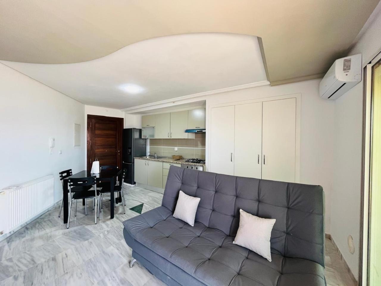One-Bedroom Apartment photo 3