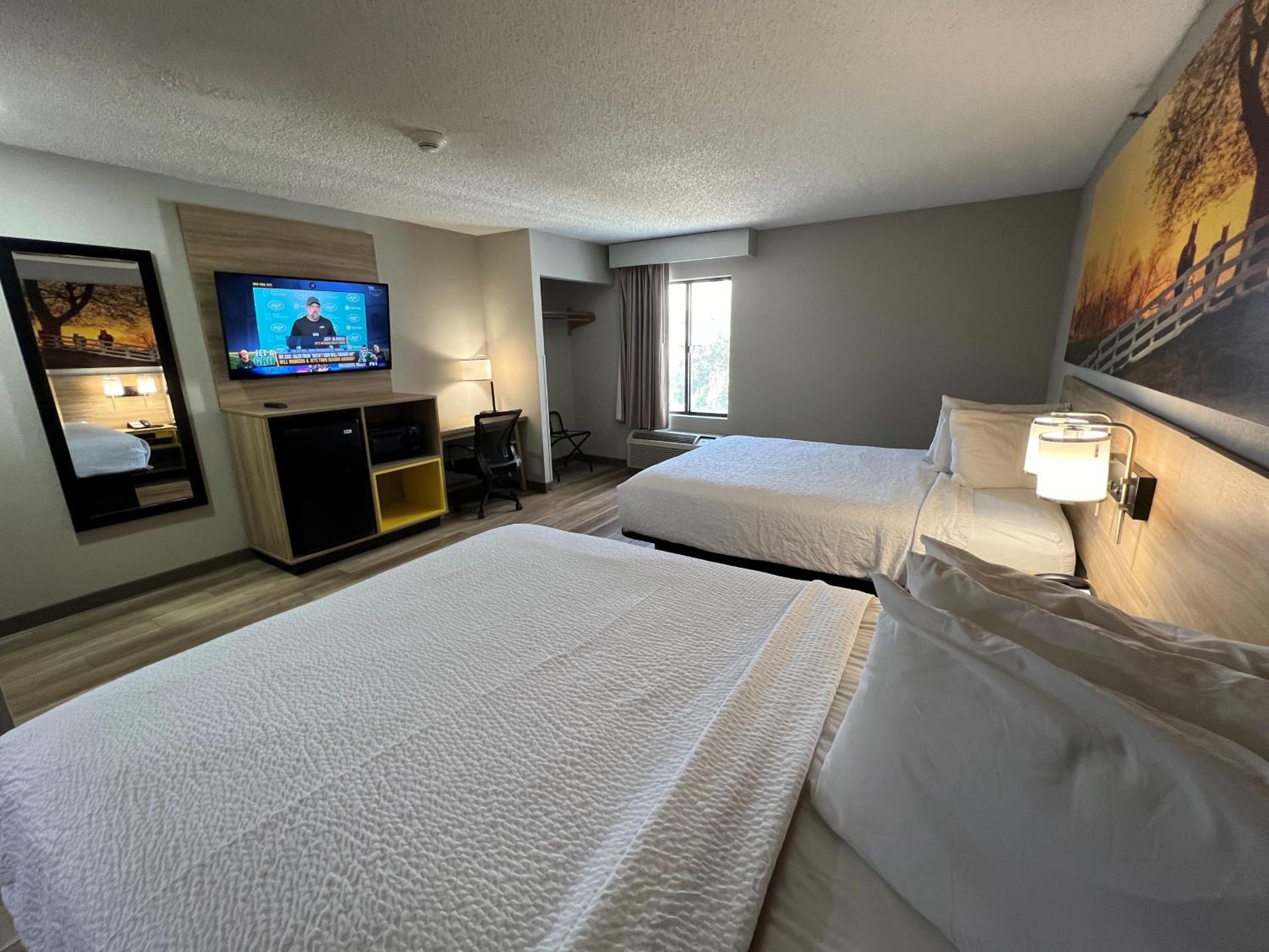 Queen Room with Two Queen Beds - Non-Smoking - Photo 1