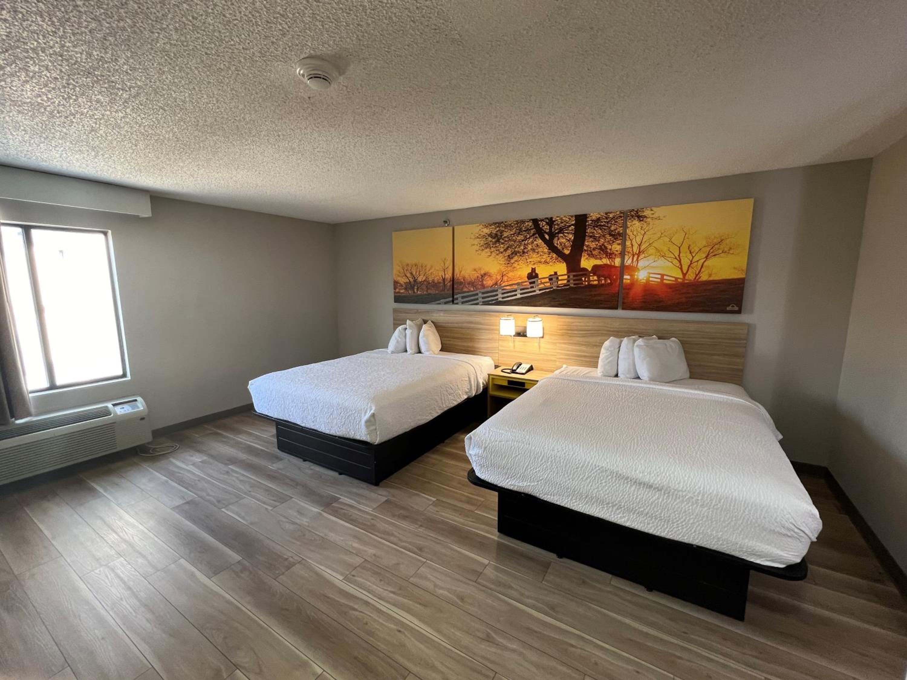 Queen Room with Two Queen Beds - Non-Smoking - Photo 2