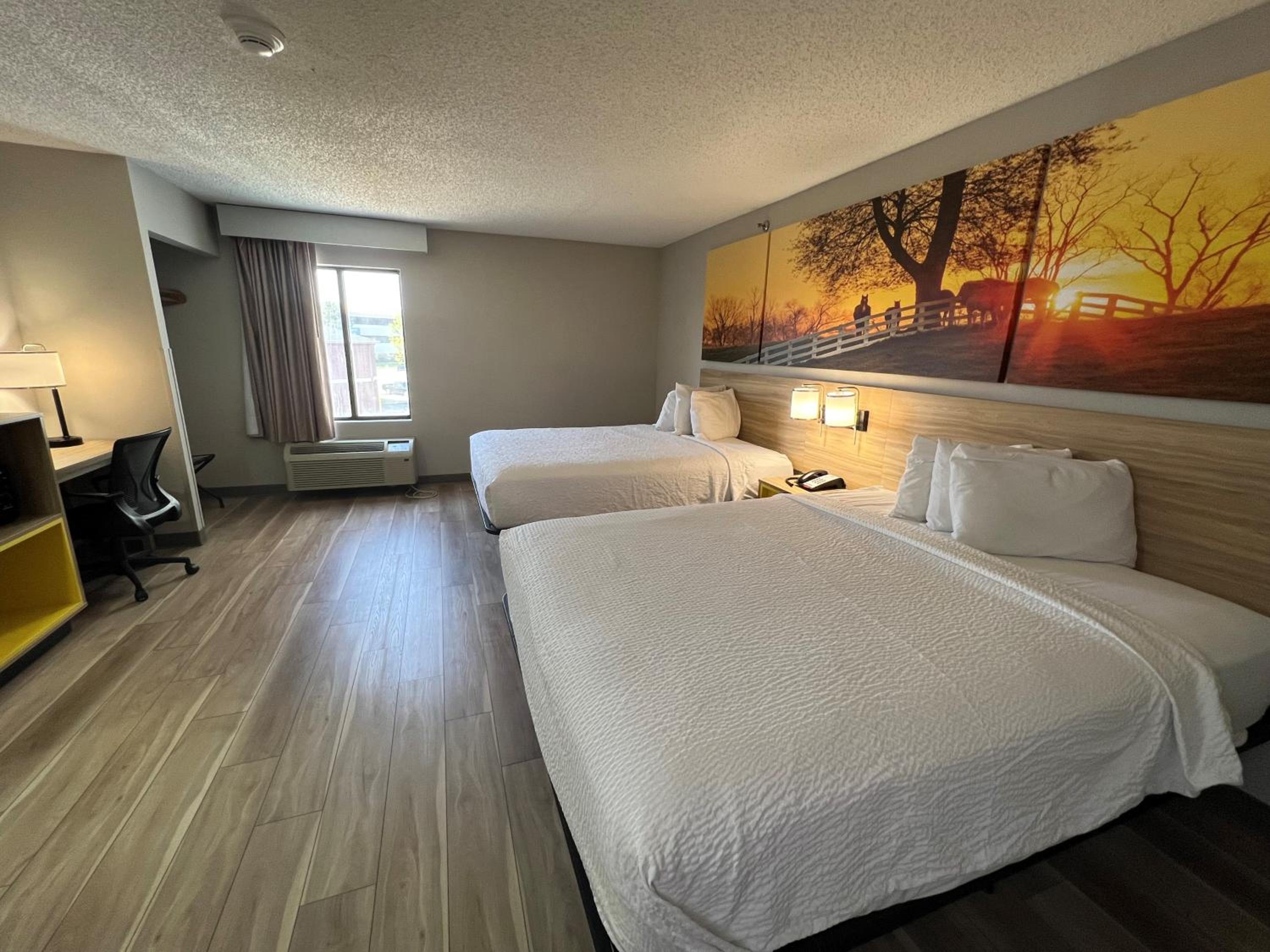 Queen Room with Two Queen Beds - Non-Smoking - Photo 3
