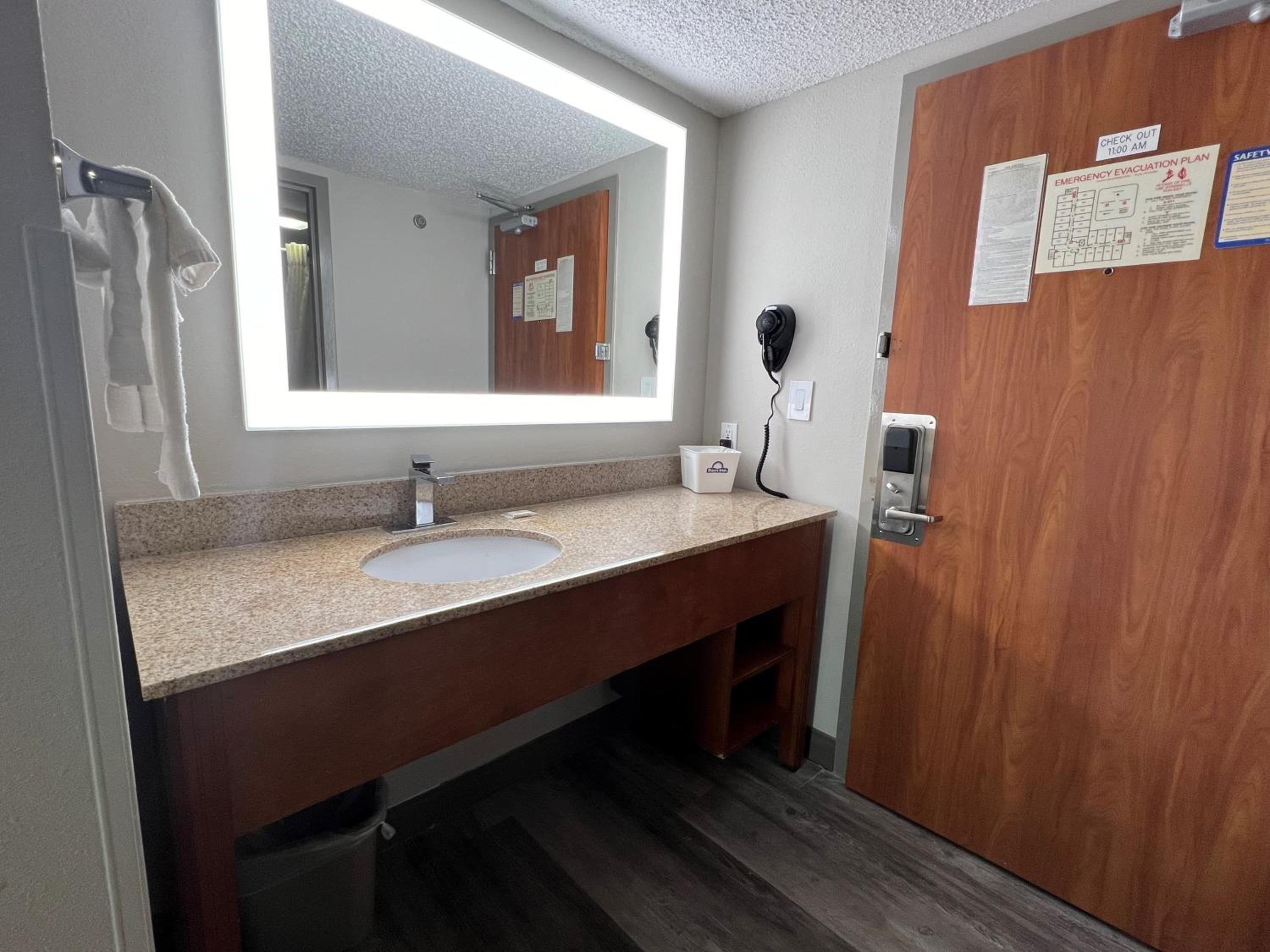 King Room - Non-Smoking - Photo 7