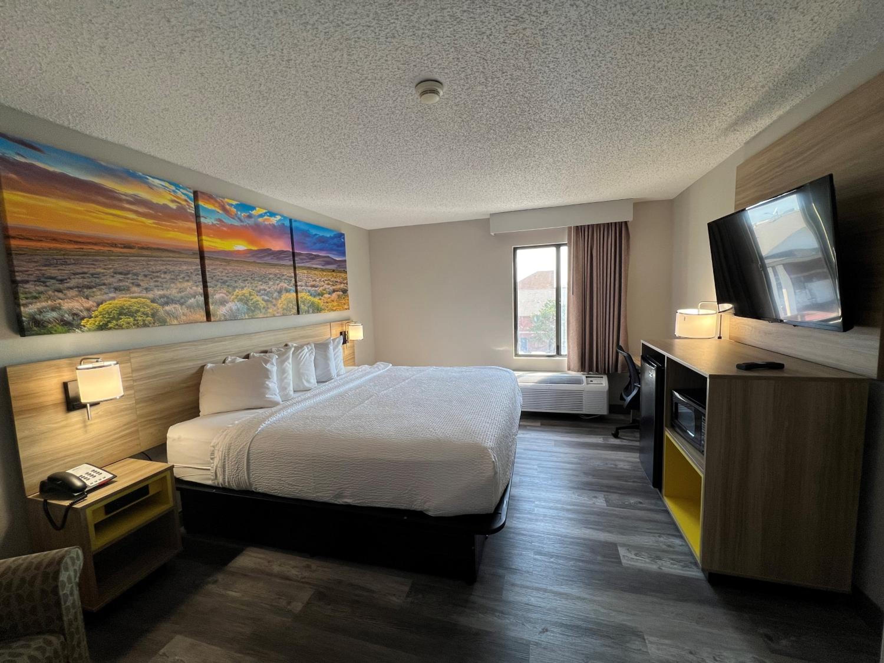 King Room - Non-Smoking - Photo 5