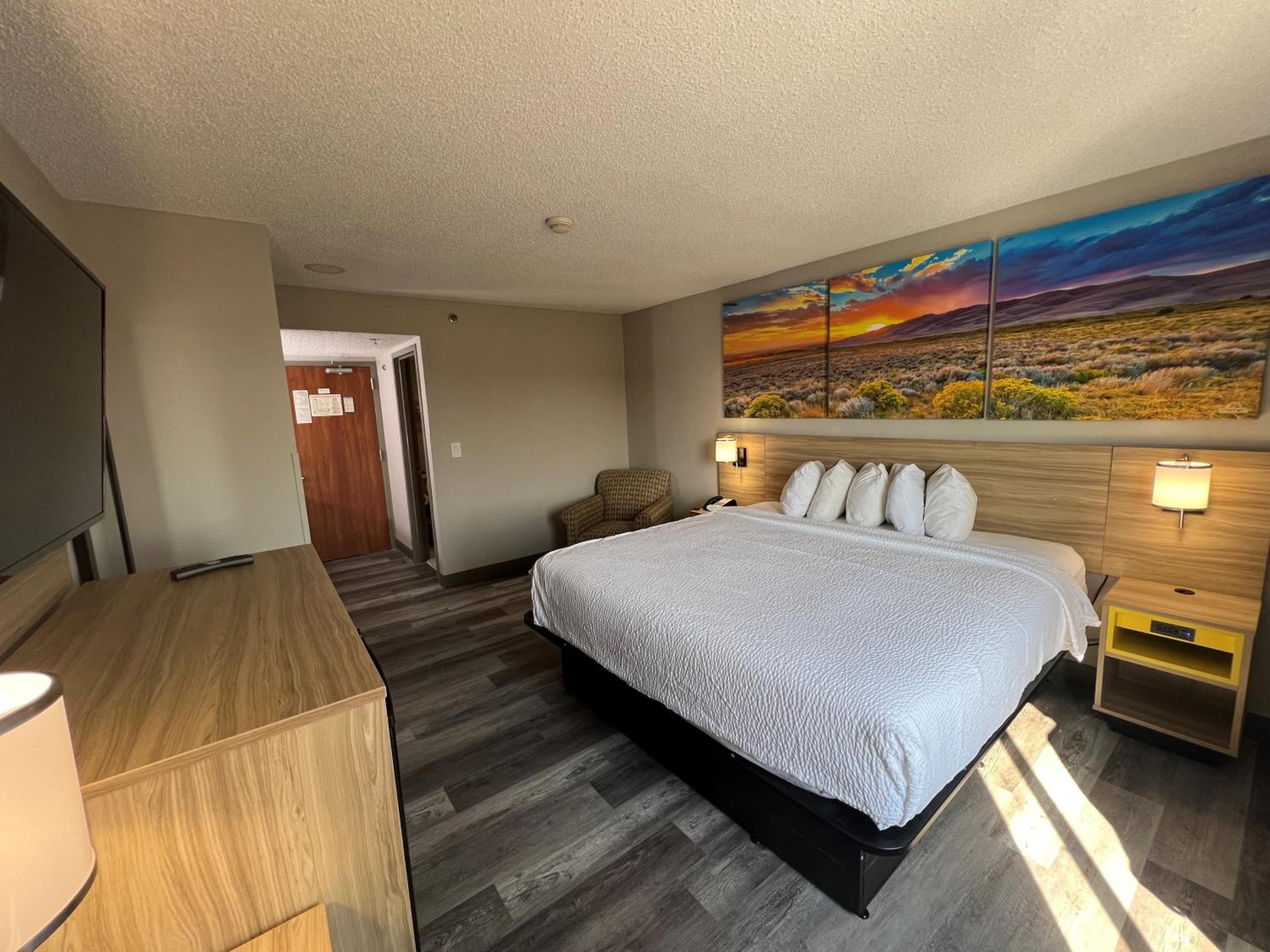 King Room - Non-Smoking - Photo 3