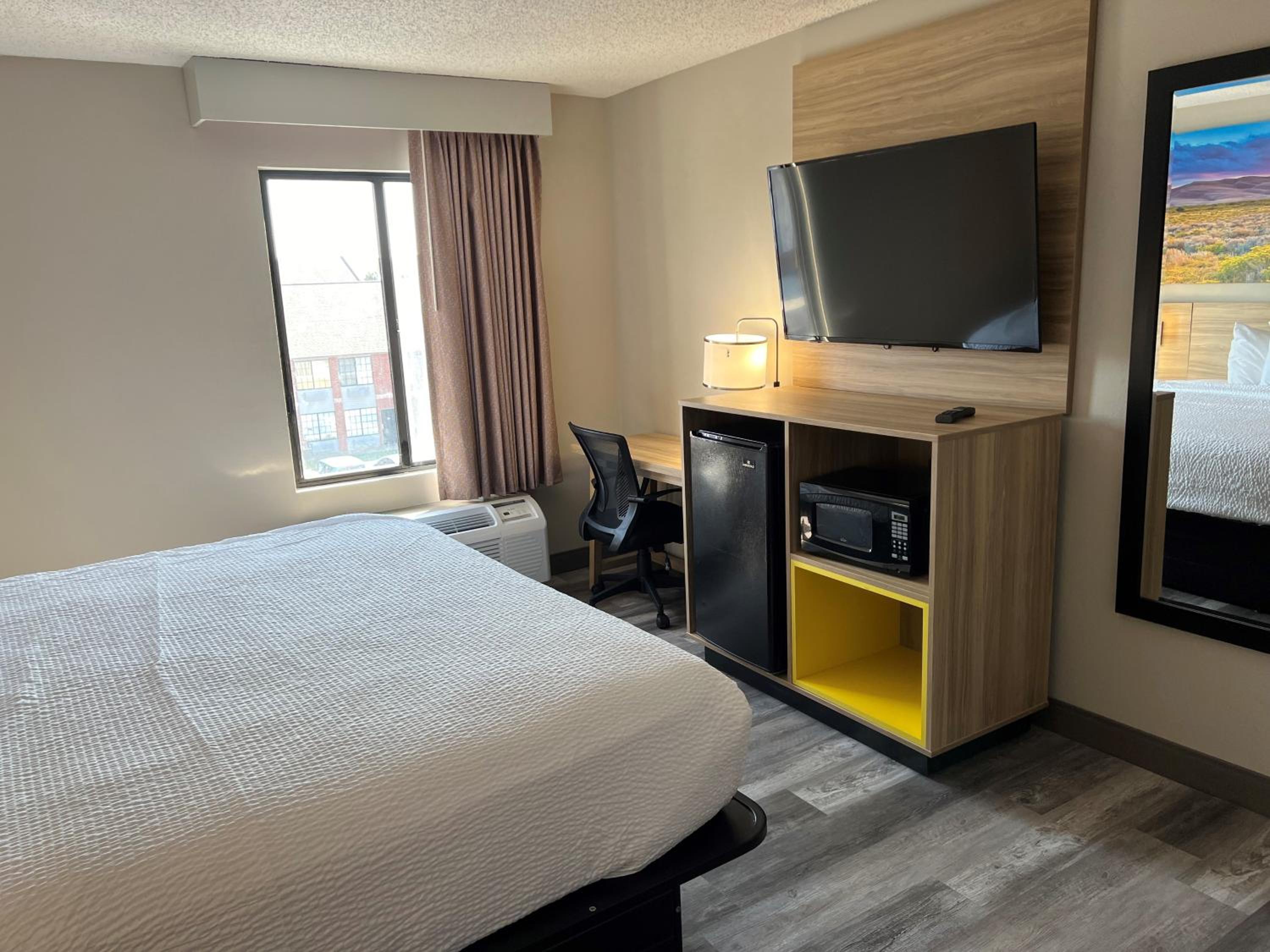 King Room - Non-Smoking - Photo 2