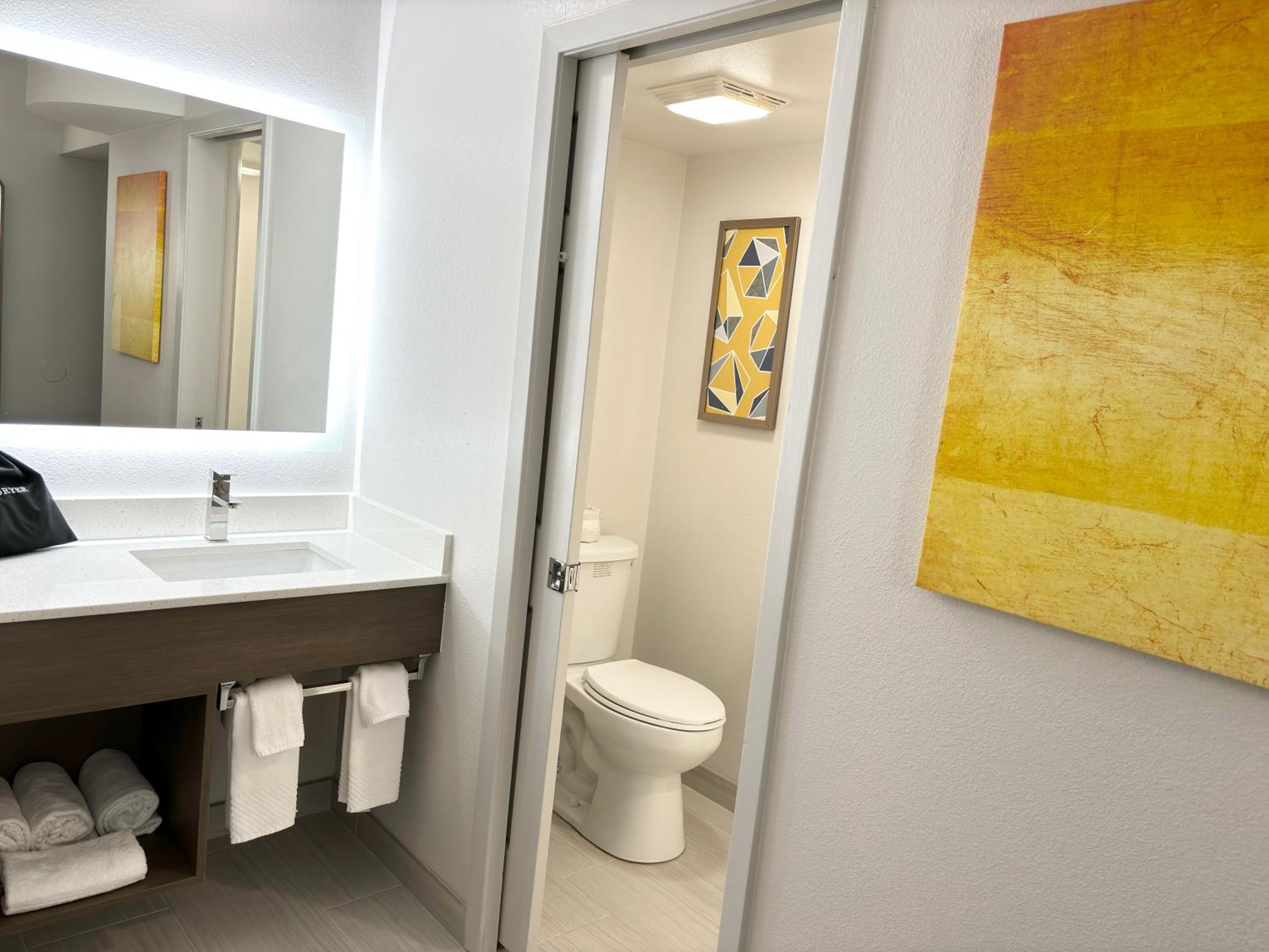 King Room with Accessible Tub - Accessible/Non-Smoking photo 2