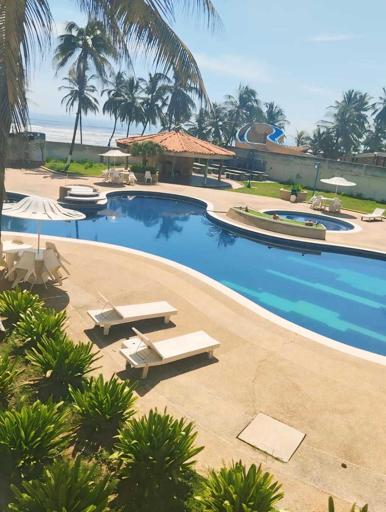 One-Bedroom Apartment with Balcony and Sea View photo 2