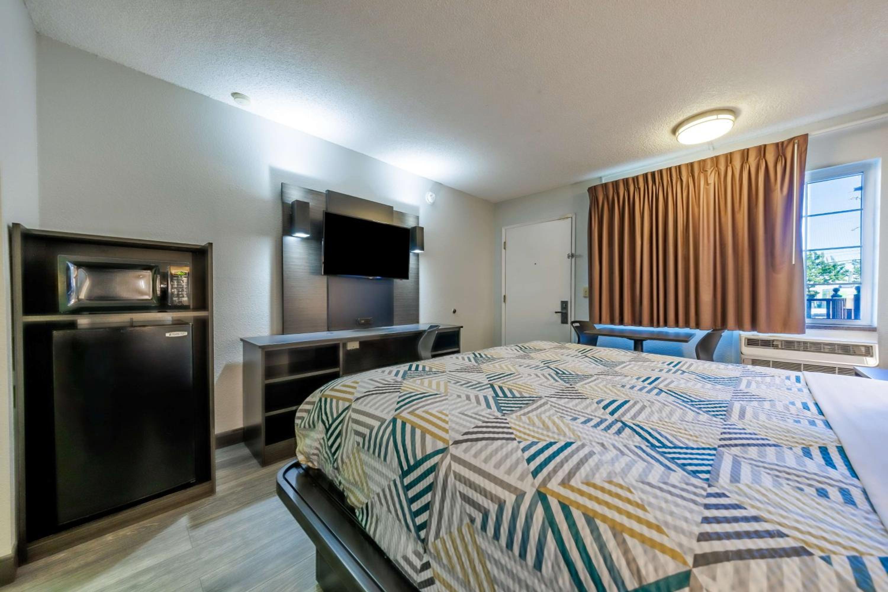 King Room - Non-Smoking - Photo 1