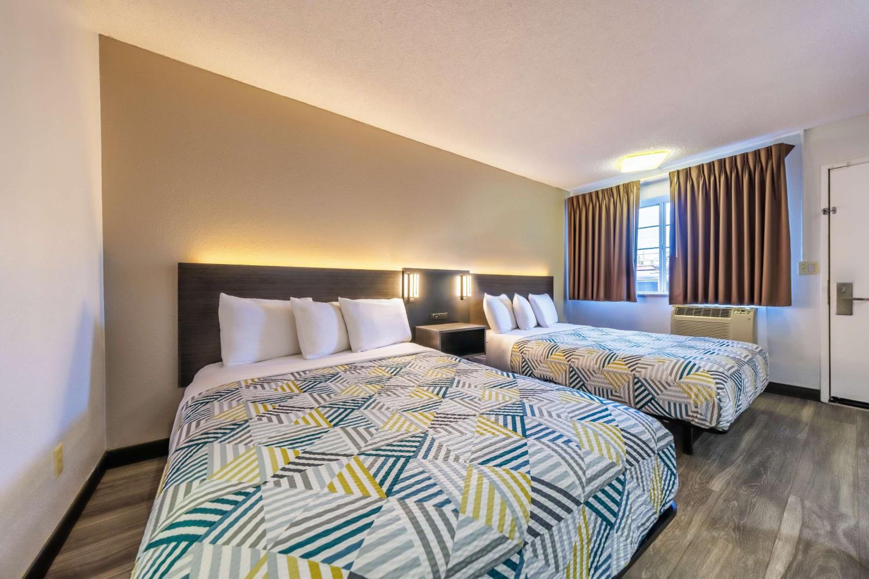 Queen Room with Two Queen Beds - Non-Smoking - Photo 8