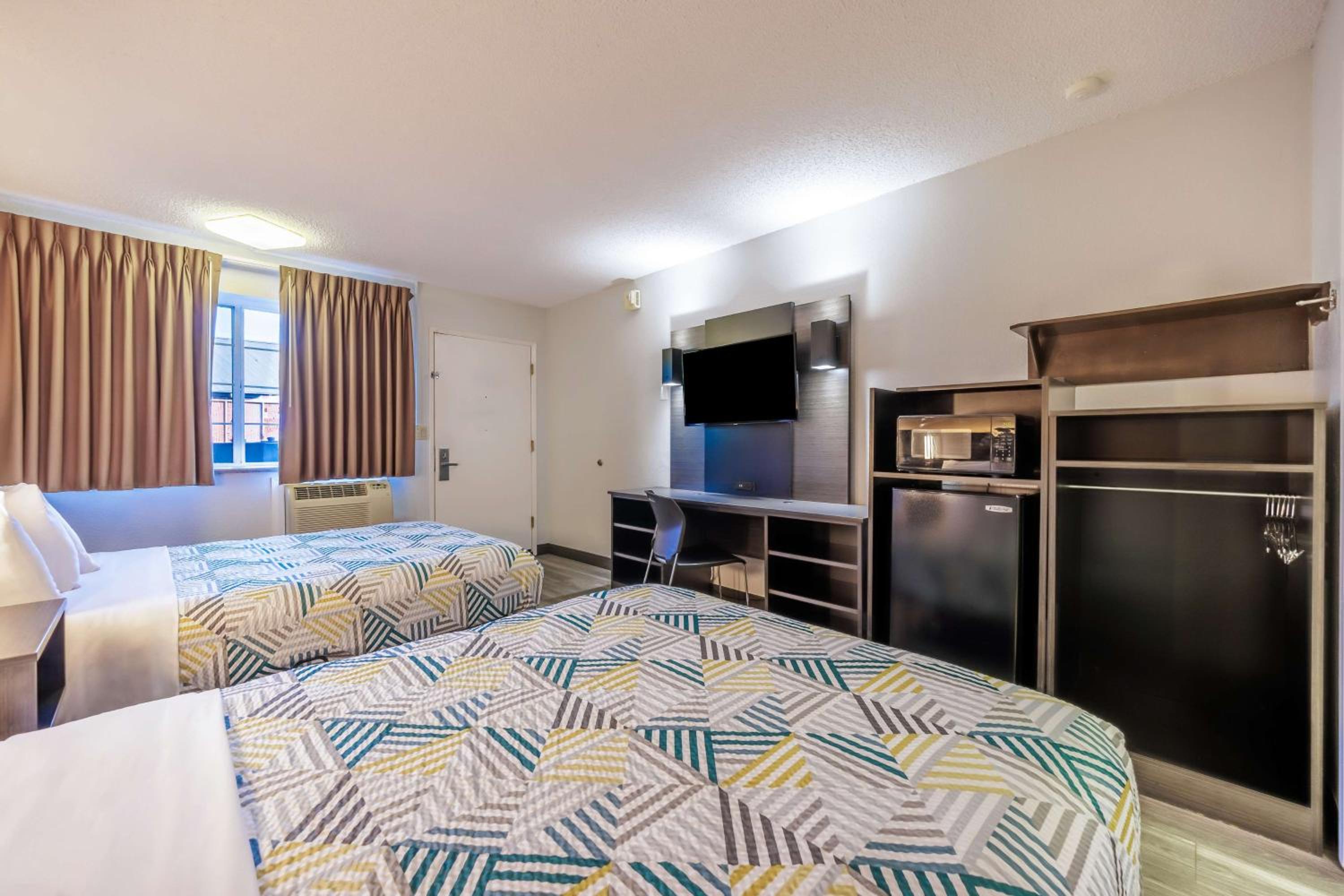 Queen Room with Two Queen Beds - Non-Smoking - Photo 9