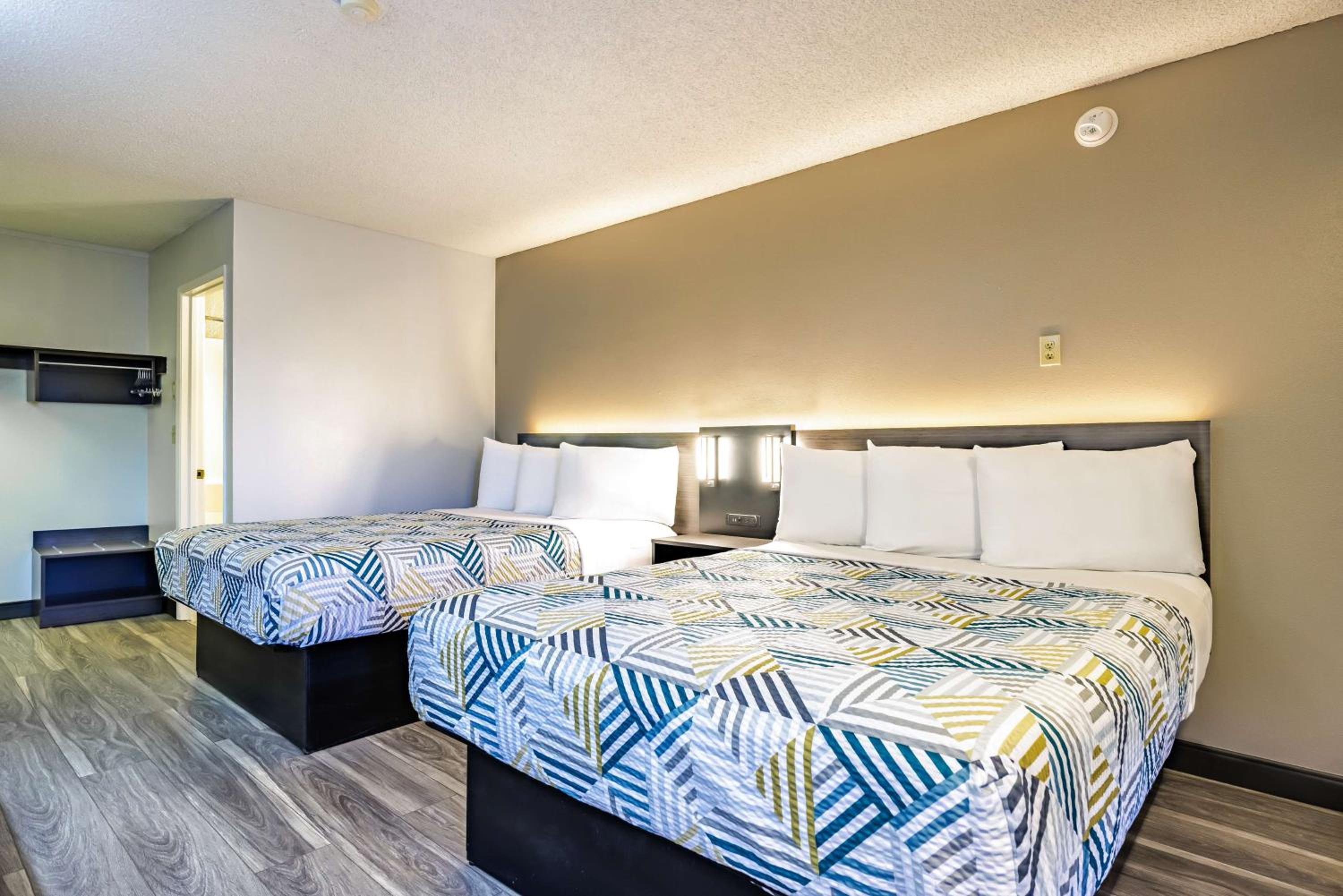 Queen Room with Two Queen Beds - Non-Smoking - Photo 11