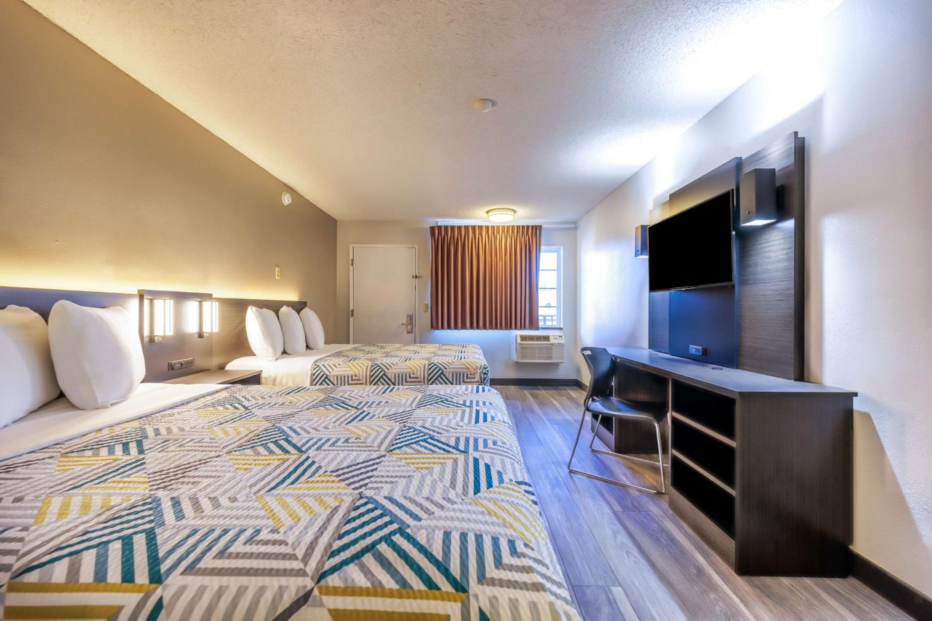 Queen Room with Two Queen Beds - Non-Smoking - Photo 1