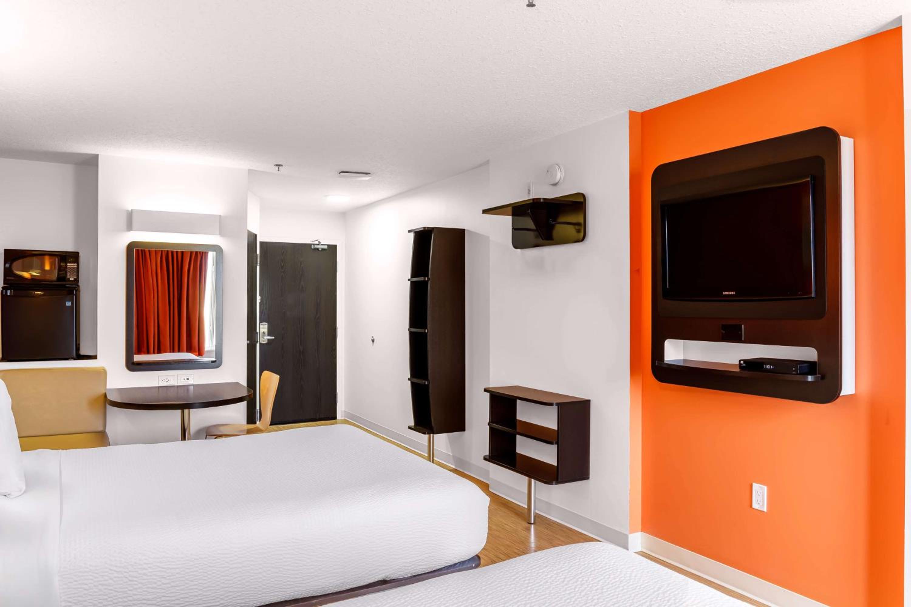 Queen Room with Two Queen Beds - Non-Smoking photo 3