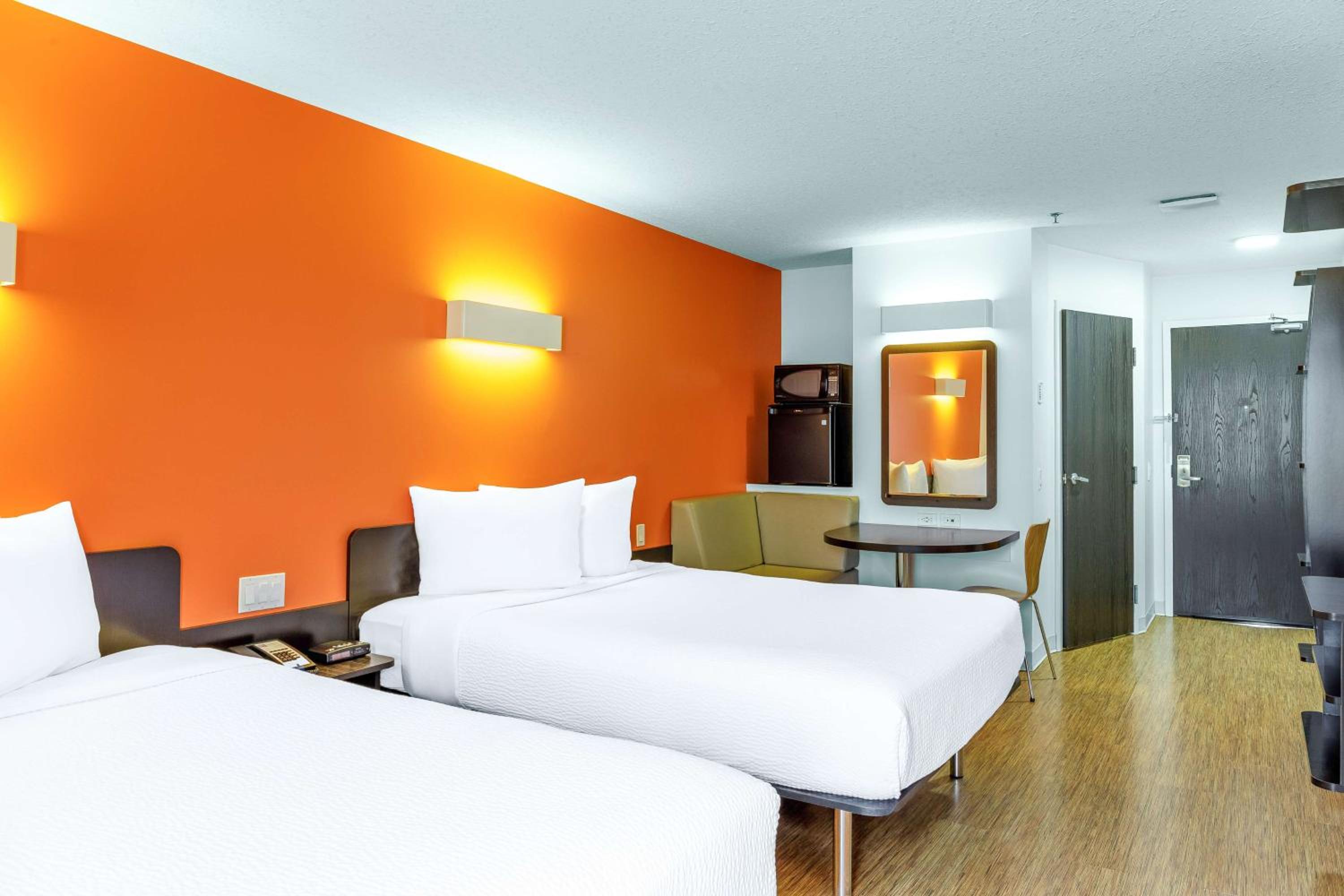 Queen Room with Two Queen Beds - Non-Smoking photo 2