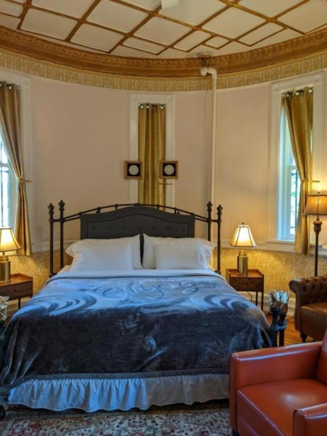 Deluxe Family Suite - Photo 1