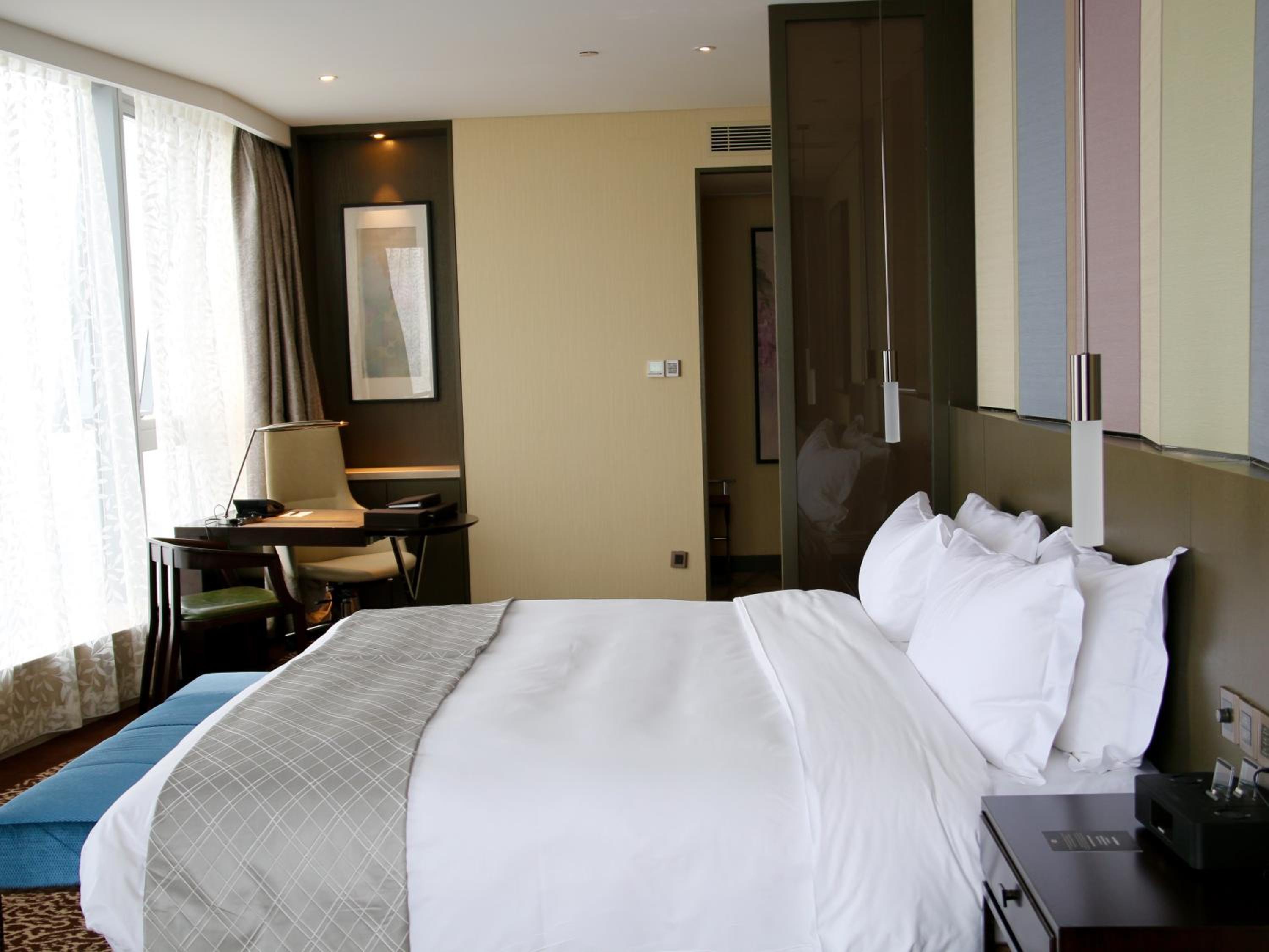 Luxury King Room with City View photo 1