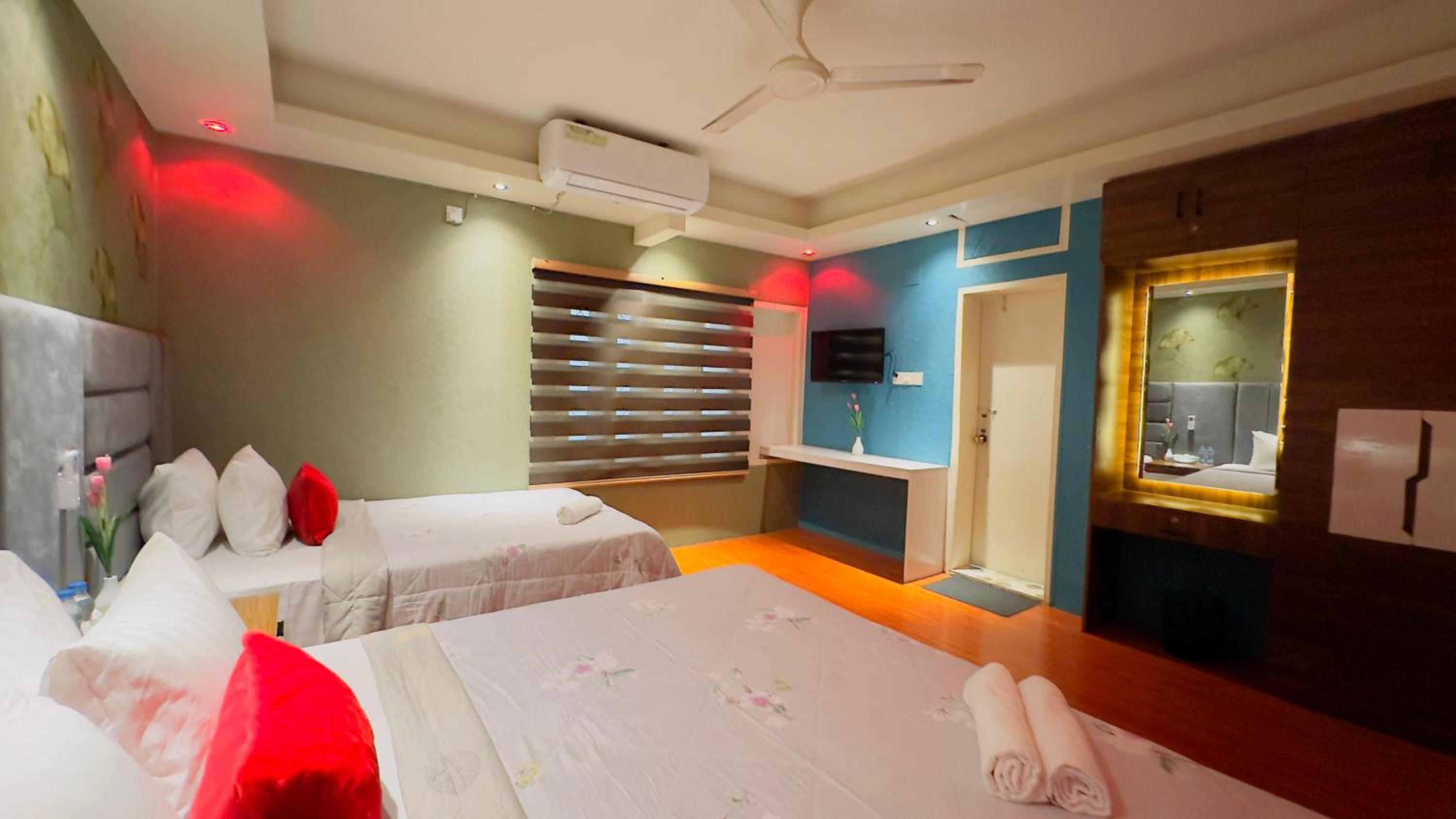 Economy Triple Room photo 2