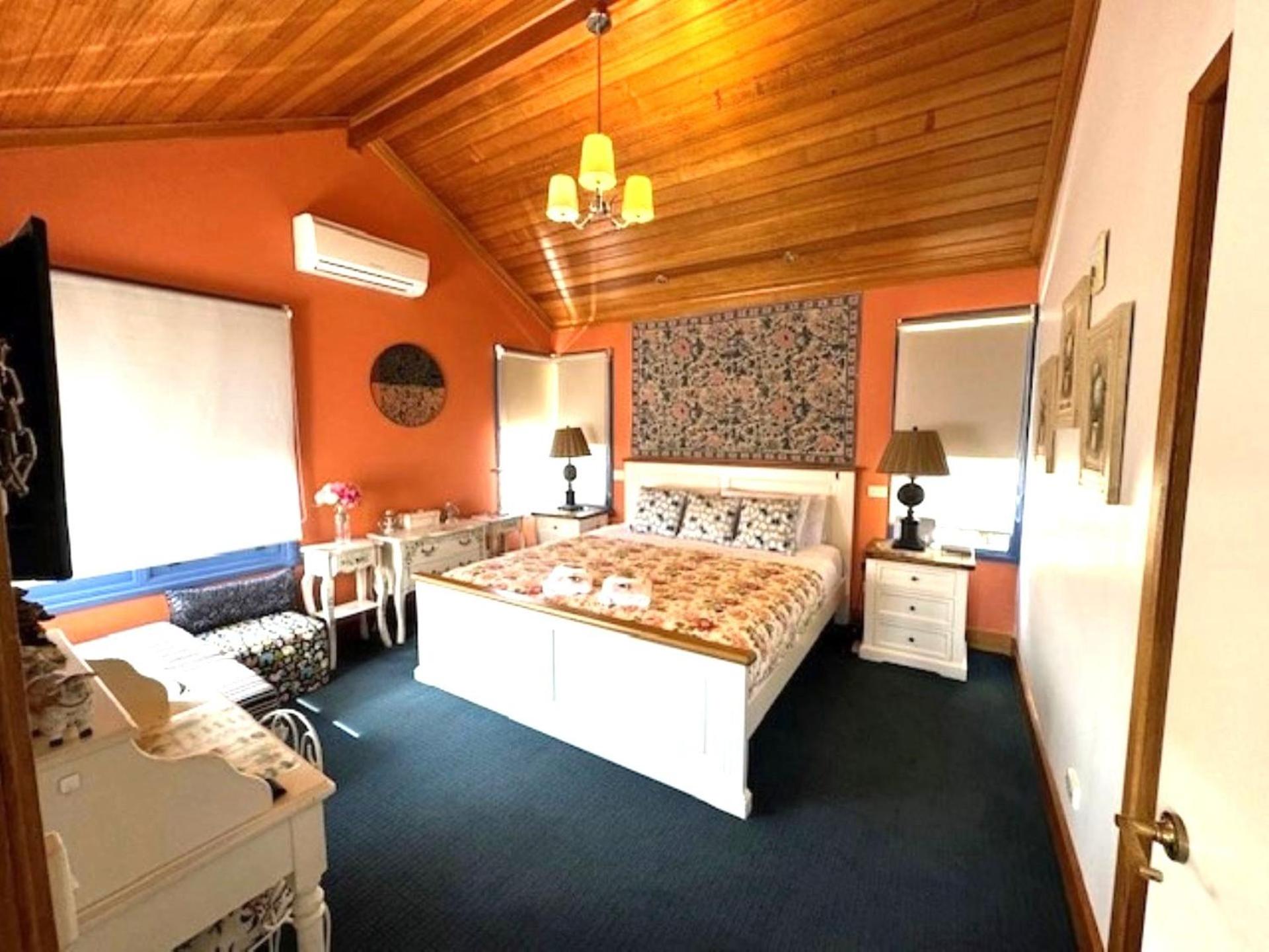 Five-Bedroom House photo 1