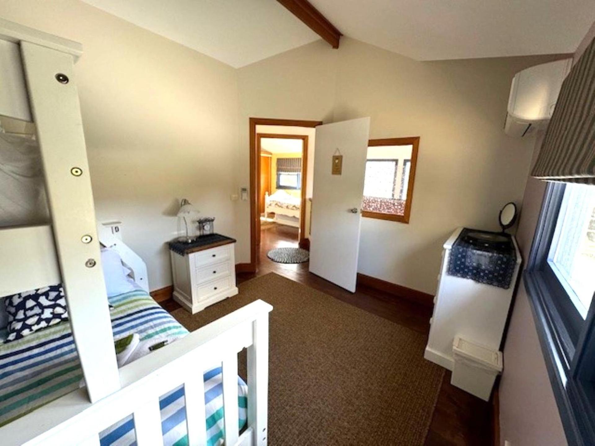 Five-Bedroom House photo 3