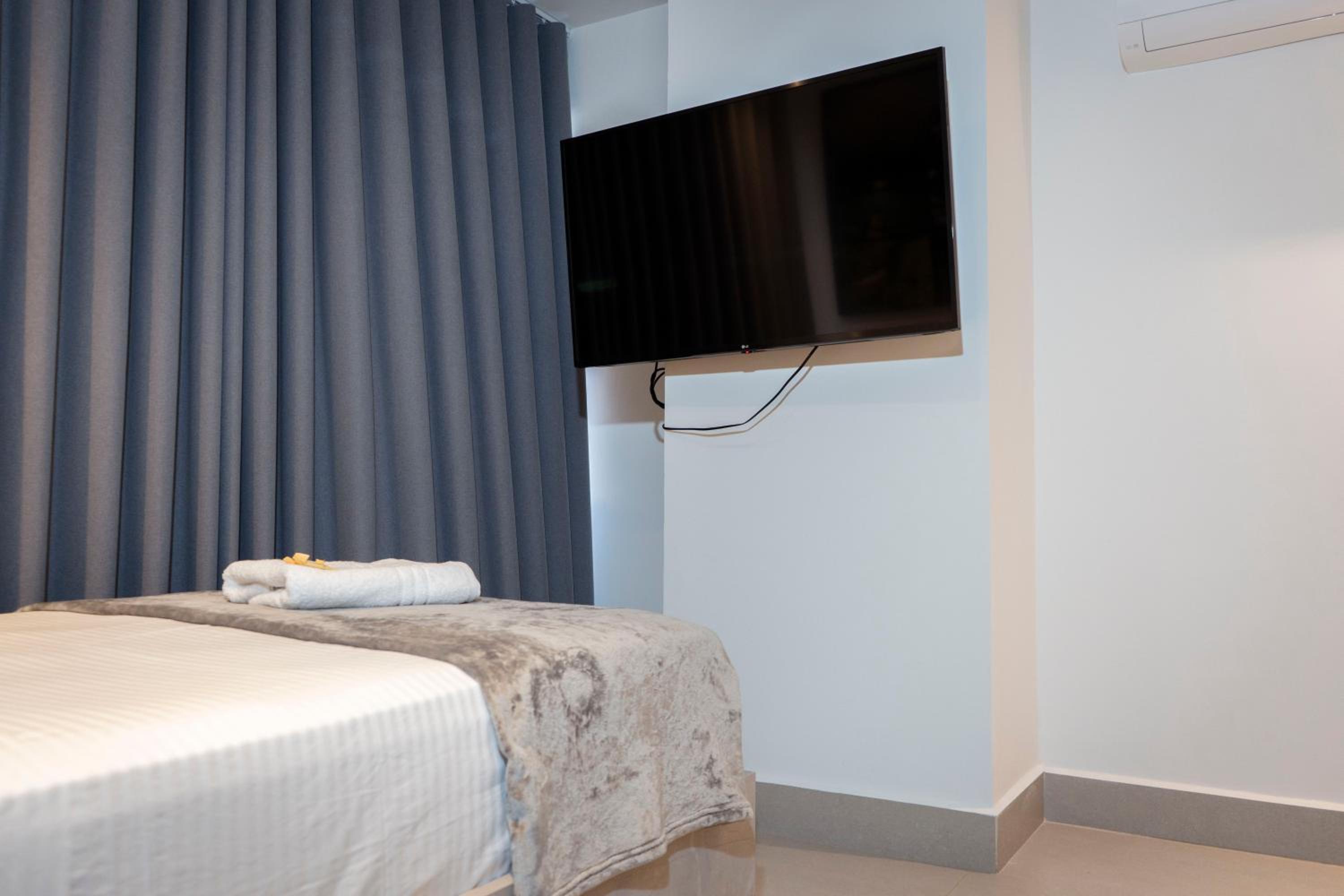 Single Room with Private Bathroom photo 2