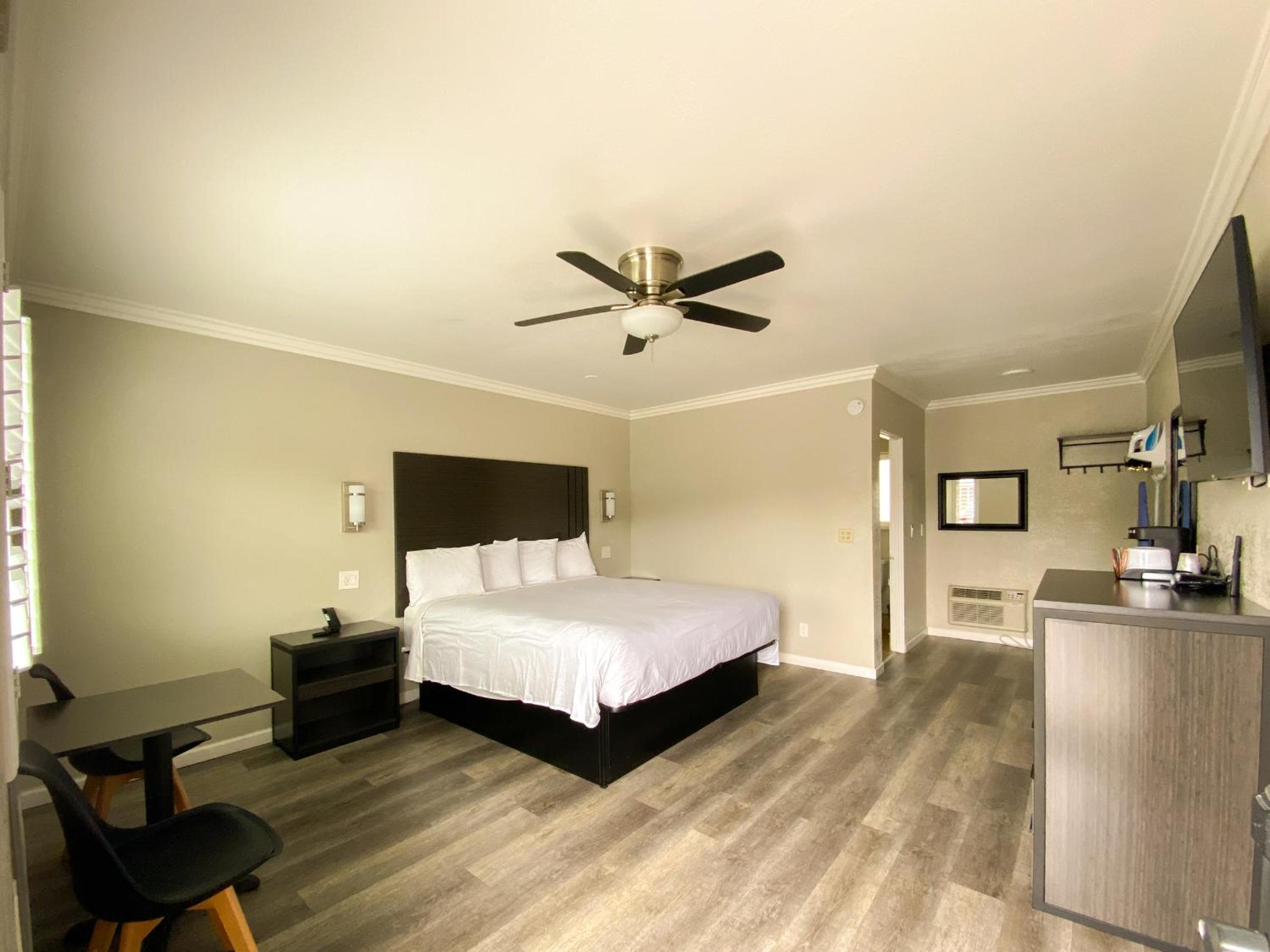 King Room - Non-Smoking photo 3