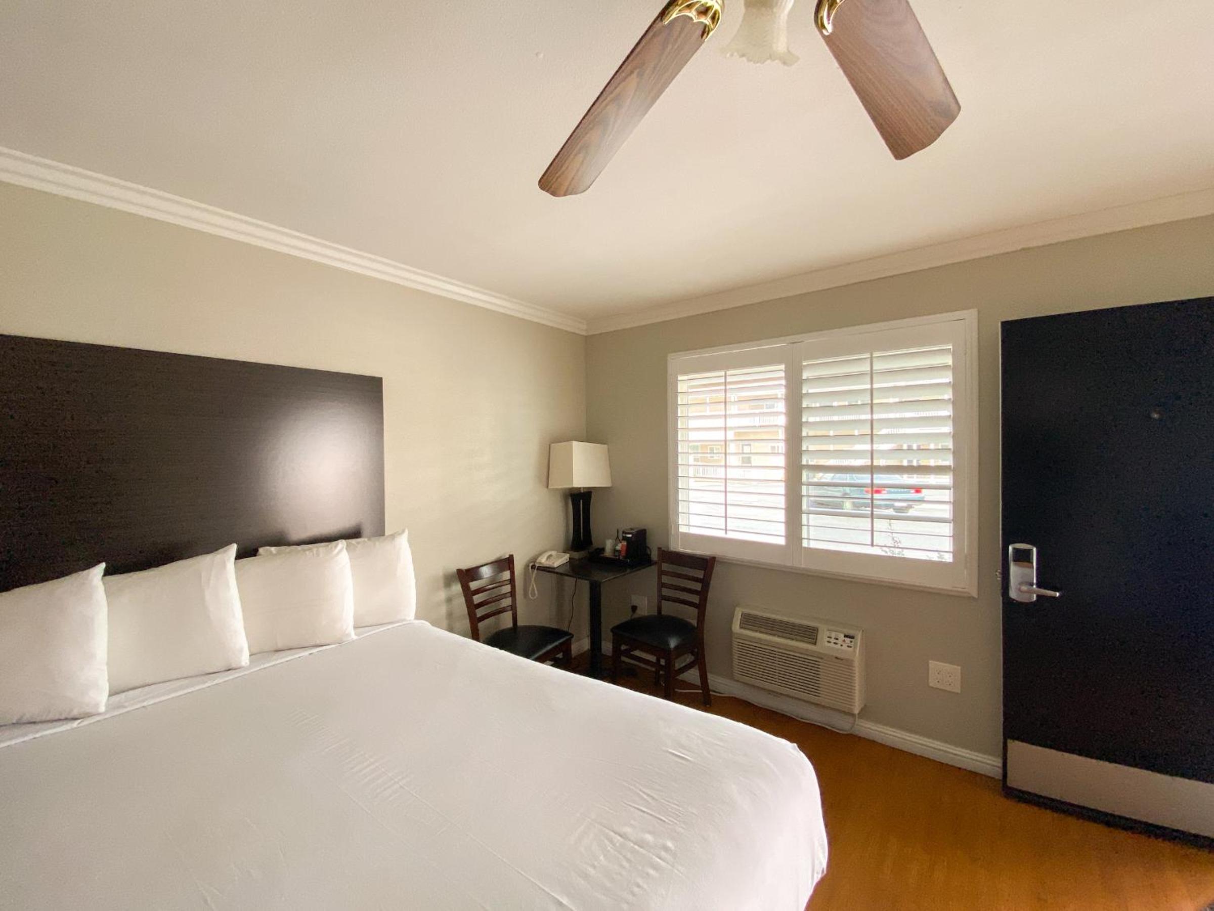 King Room - Non-Smoking photo 2