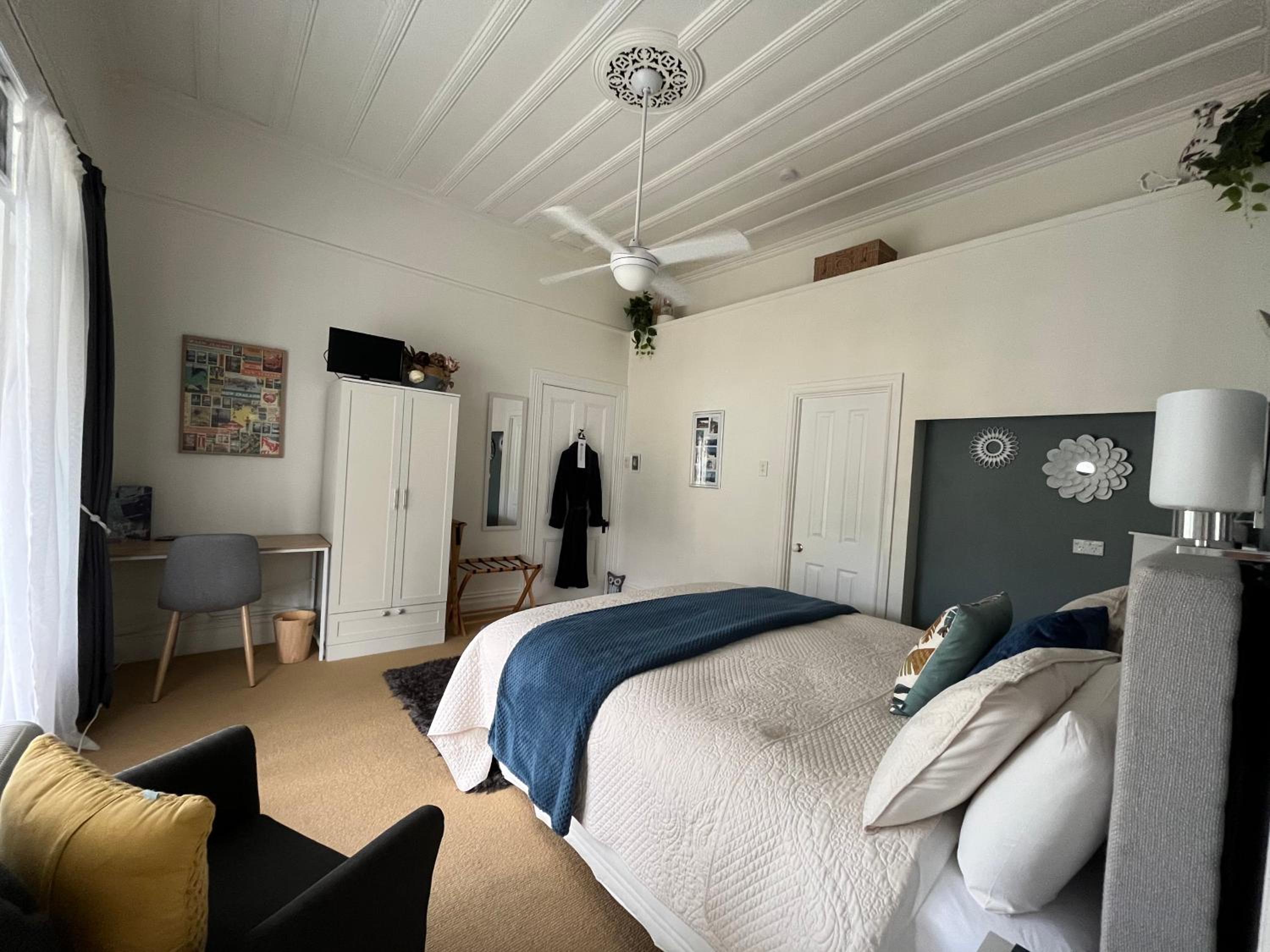  Ledwith King Room photo 3