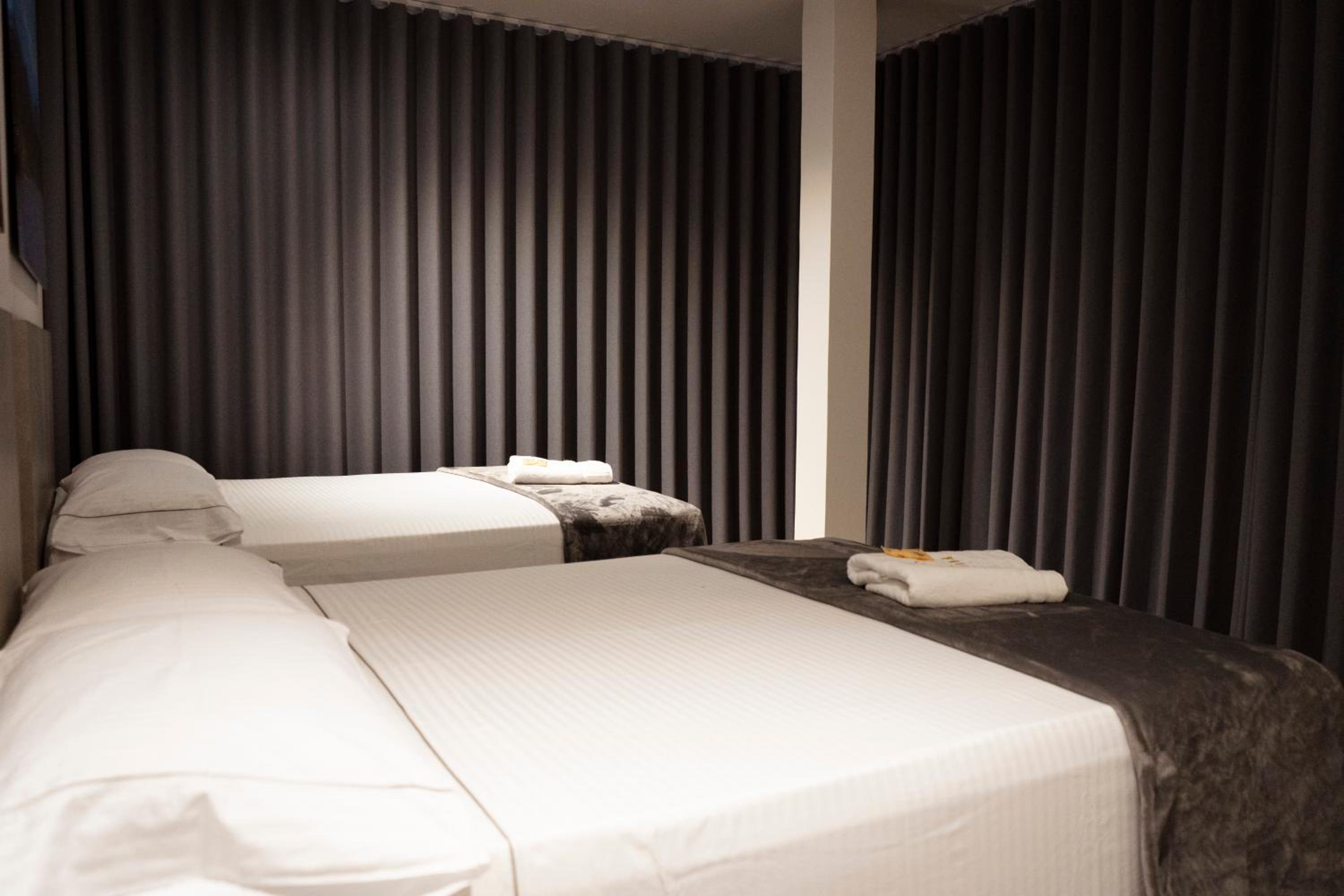 Twin Room with Private Bathroom photo 3