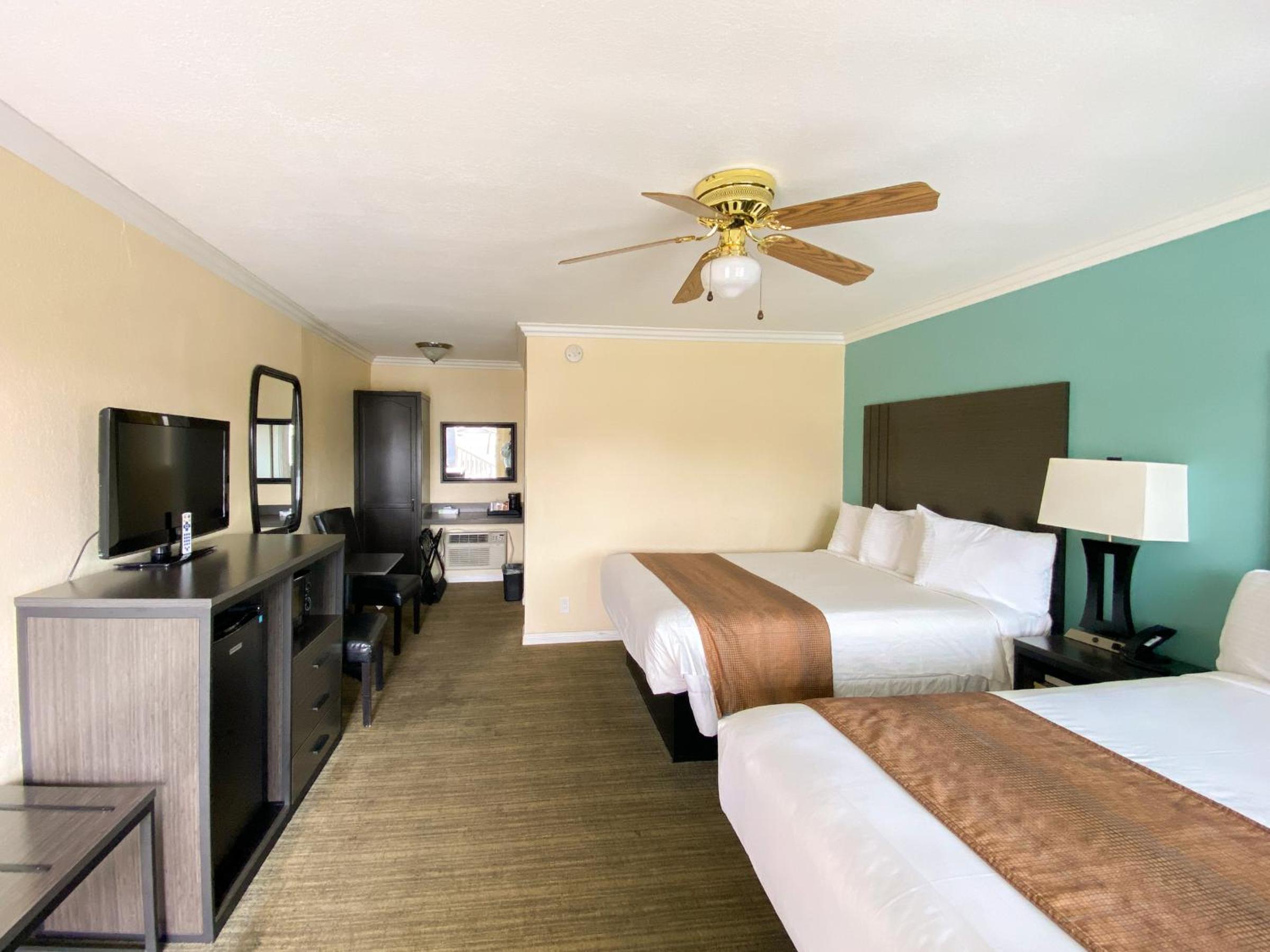 Queen Room with Two Queen Beds - Non-Smoking photo 1