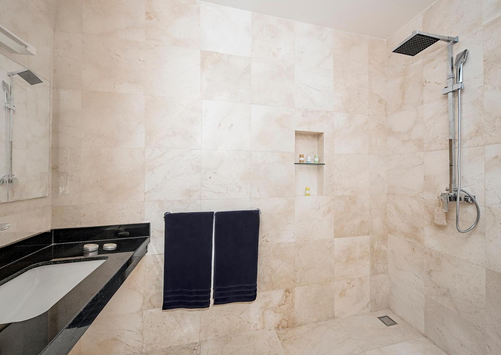 Hilltop Pool Suite - Photo 9