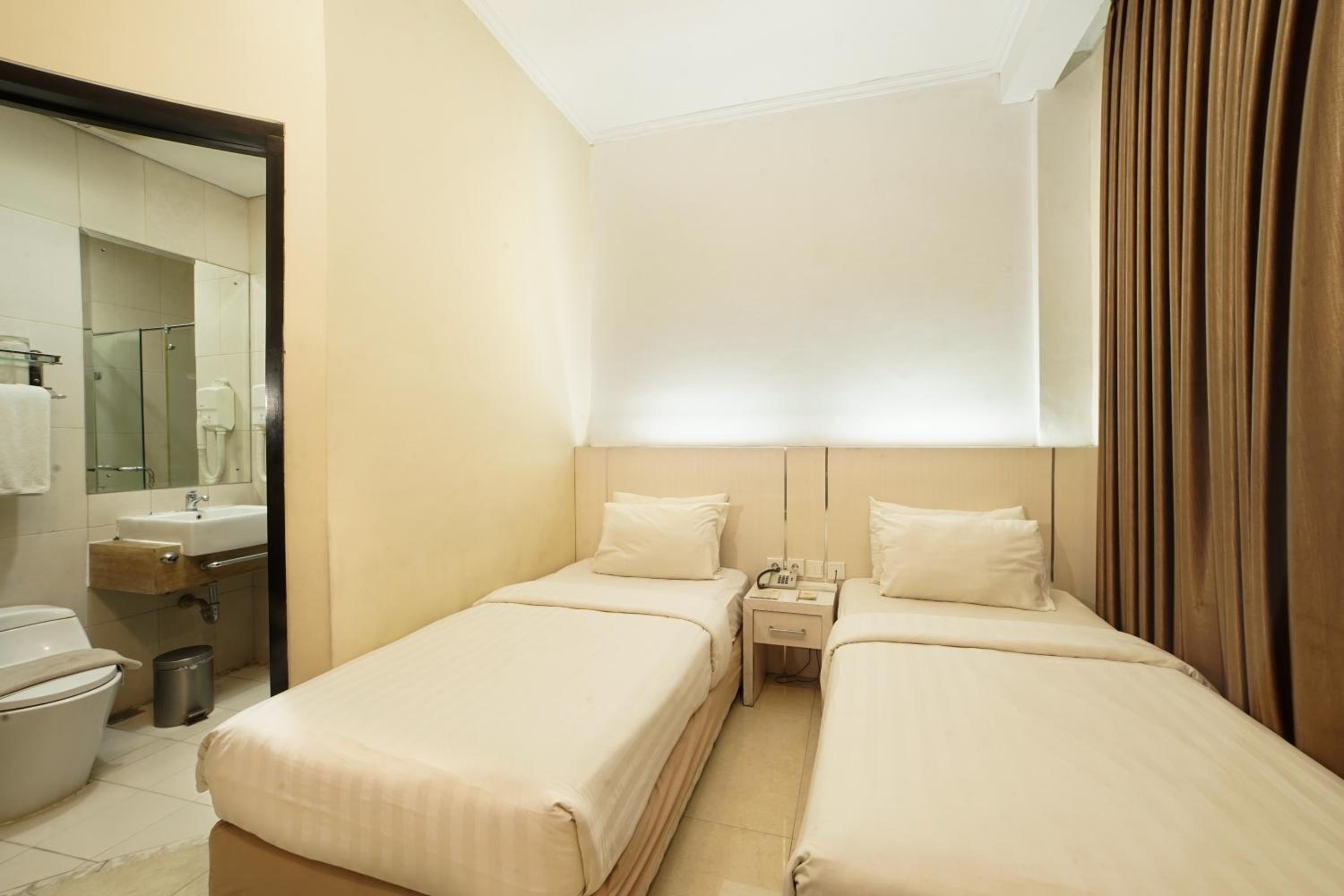Standard Twin Room - Photo 1