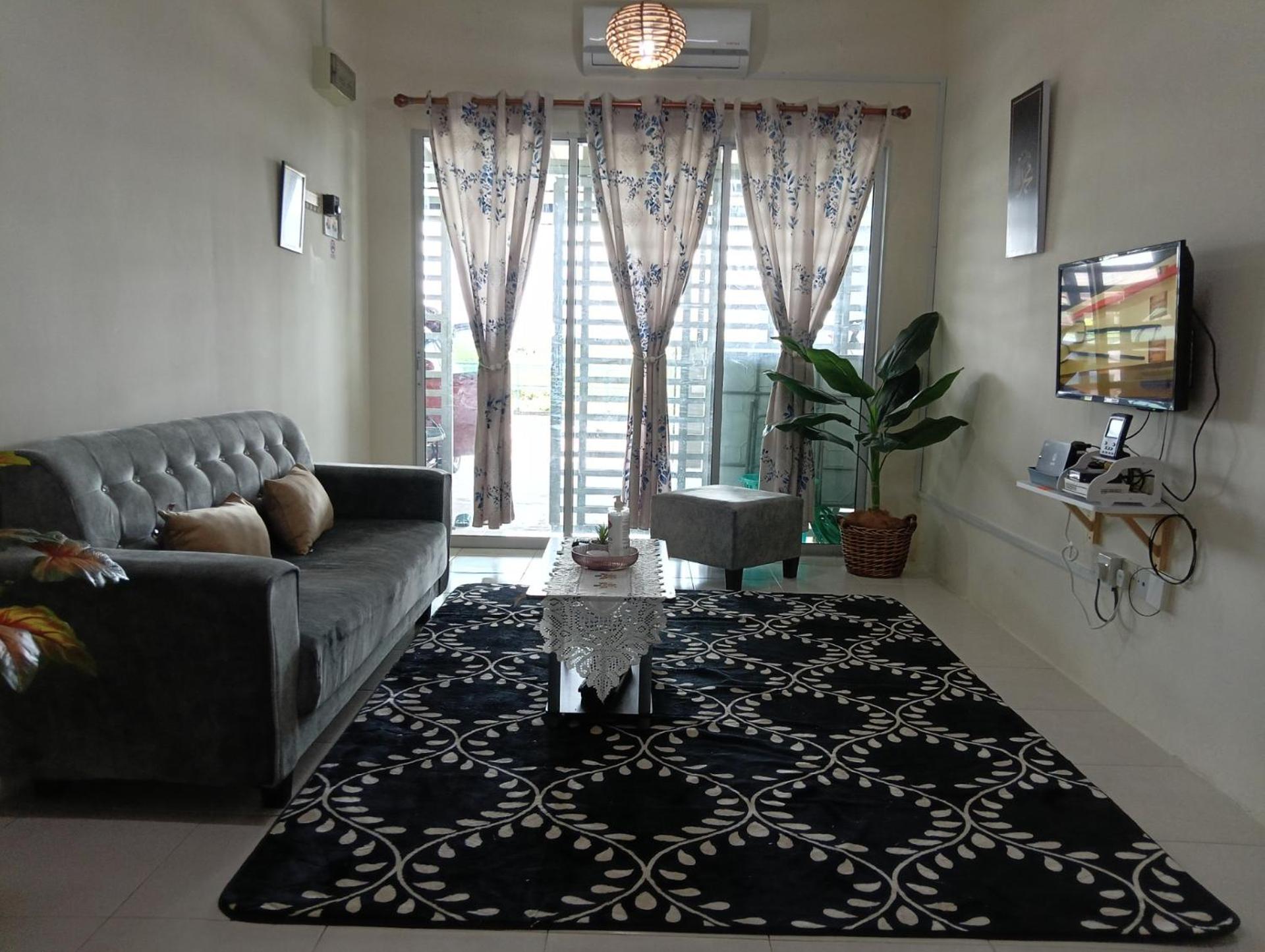 Three-Bedroom House photo 3