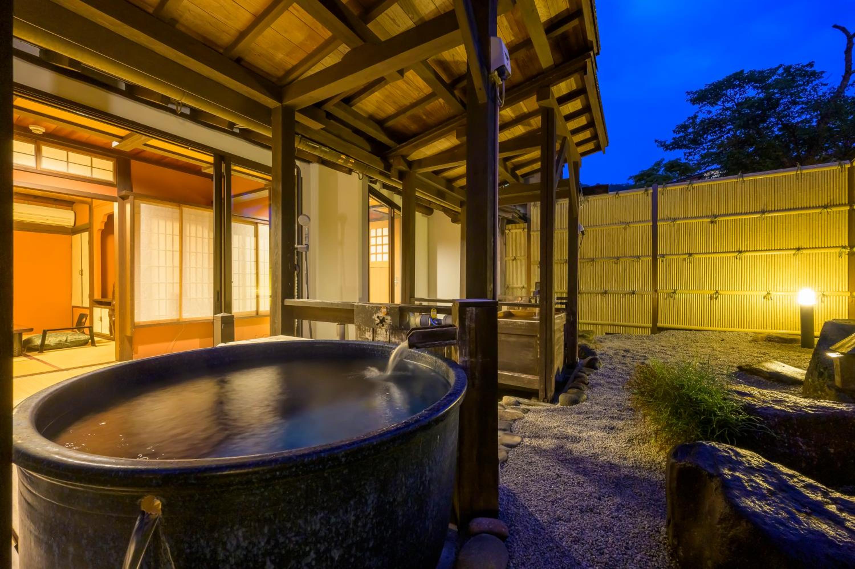 Suite with Hot Tub photo 3