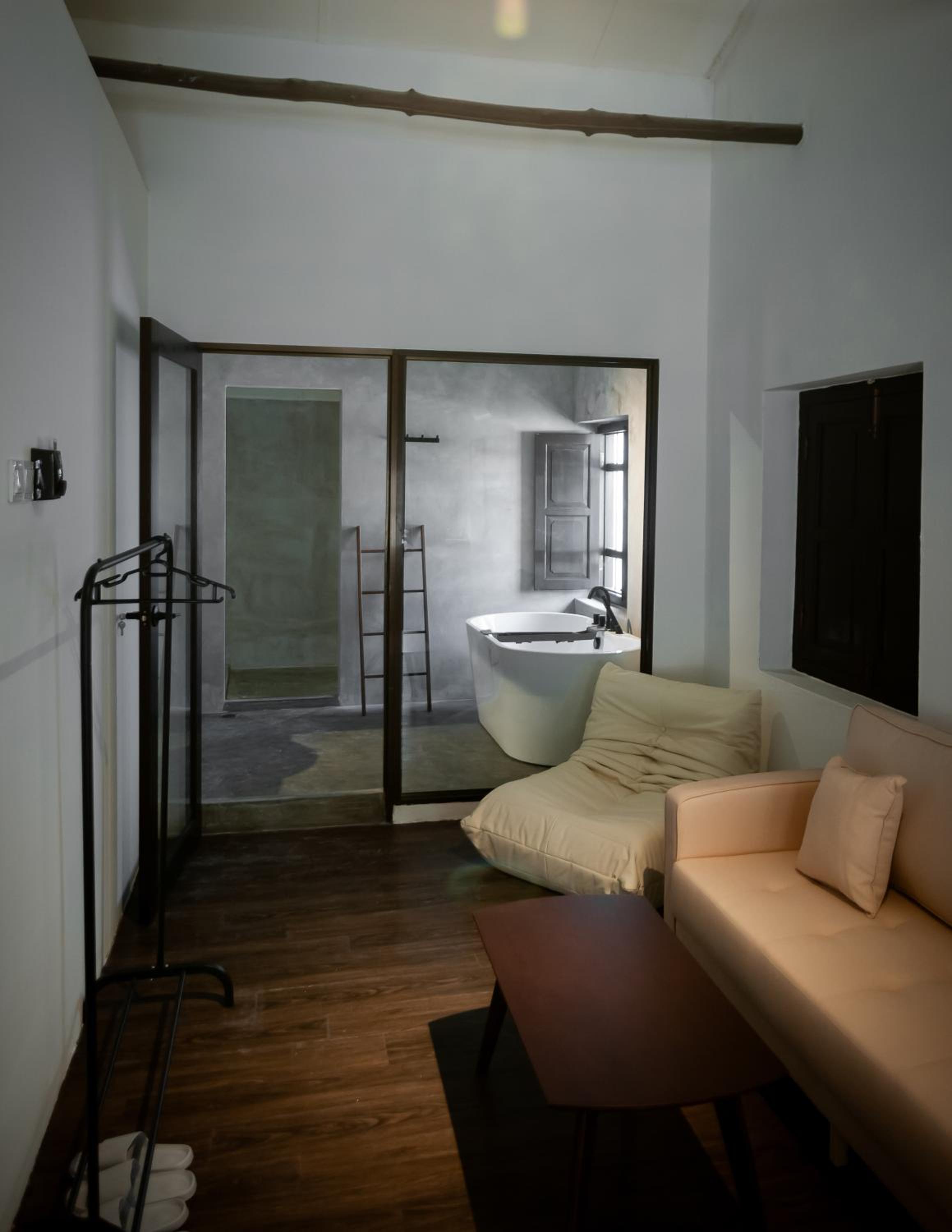 Deluxe King Suite photo 3