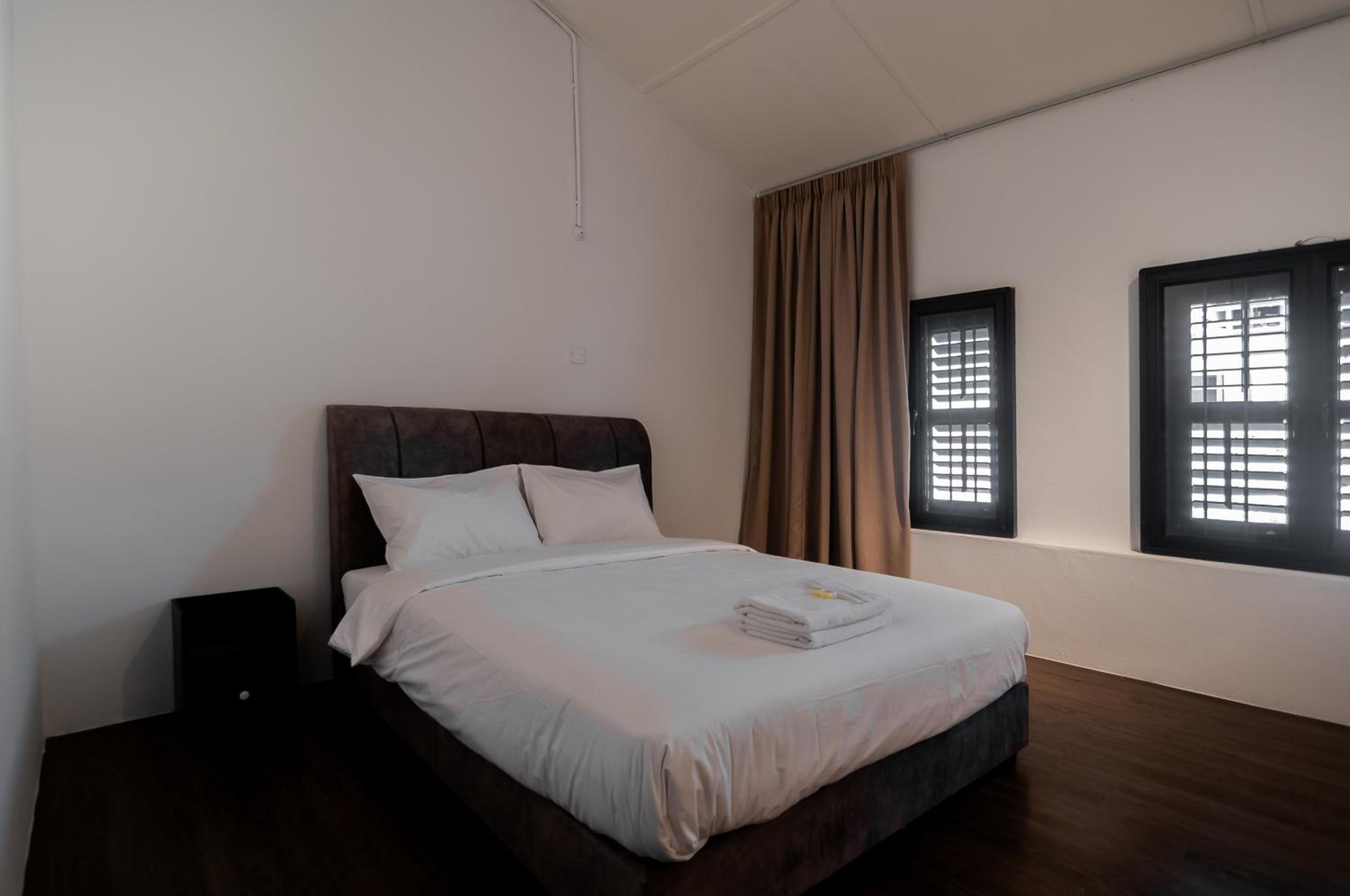 Queen Room with Shared Bathroom photo 2